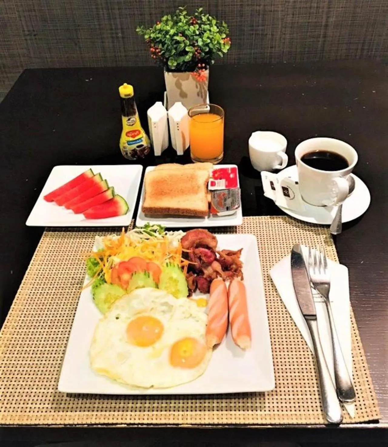 Food and drinks in Amora NeoLuxe Suites Hotel