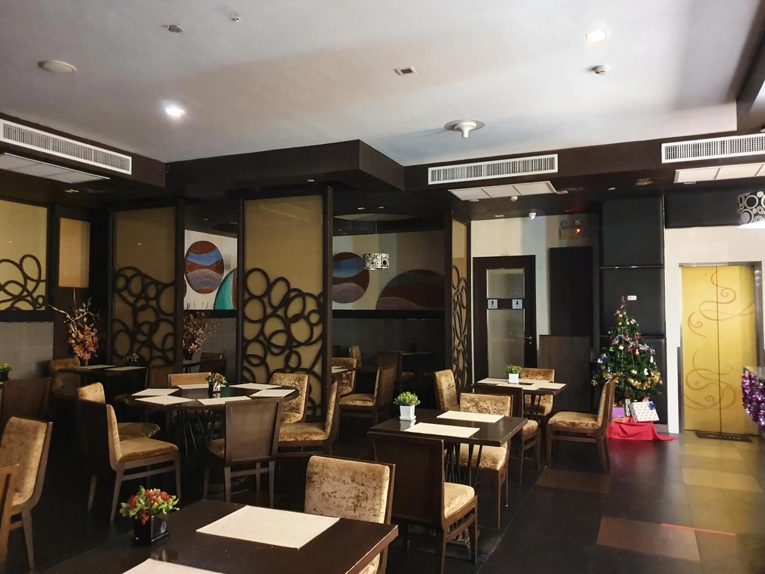 Restaurant/places to eat in Amora NeoLuxe Suites Hotel