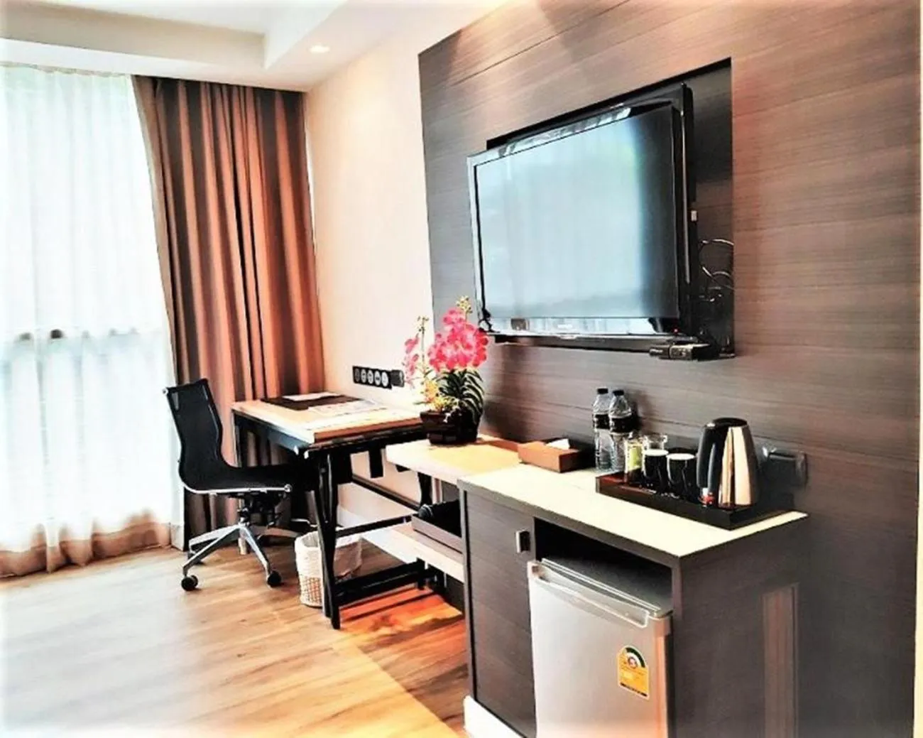 TV and multimedia in Amora NeoLuxe Suites Hotel