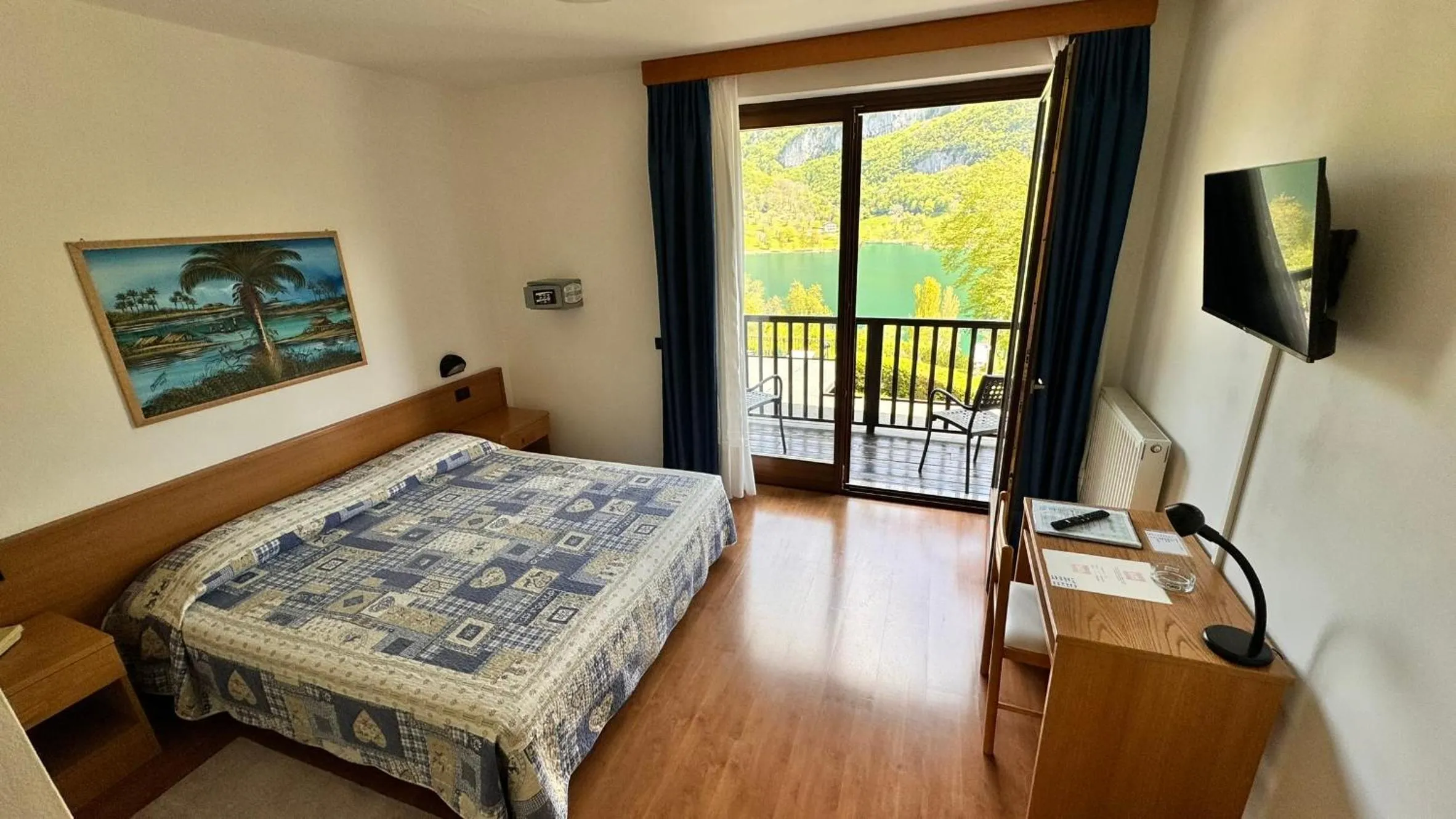 Lake view, Bed in Albergo Stella Alpina