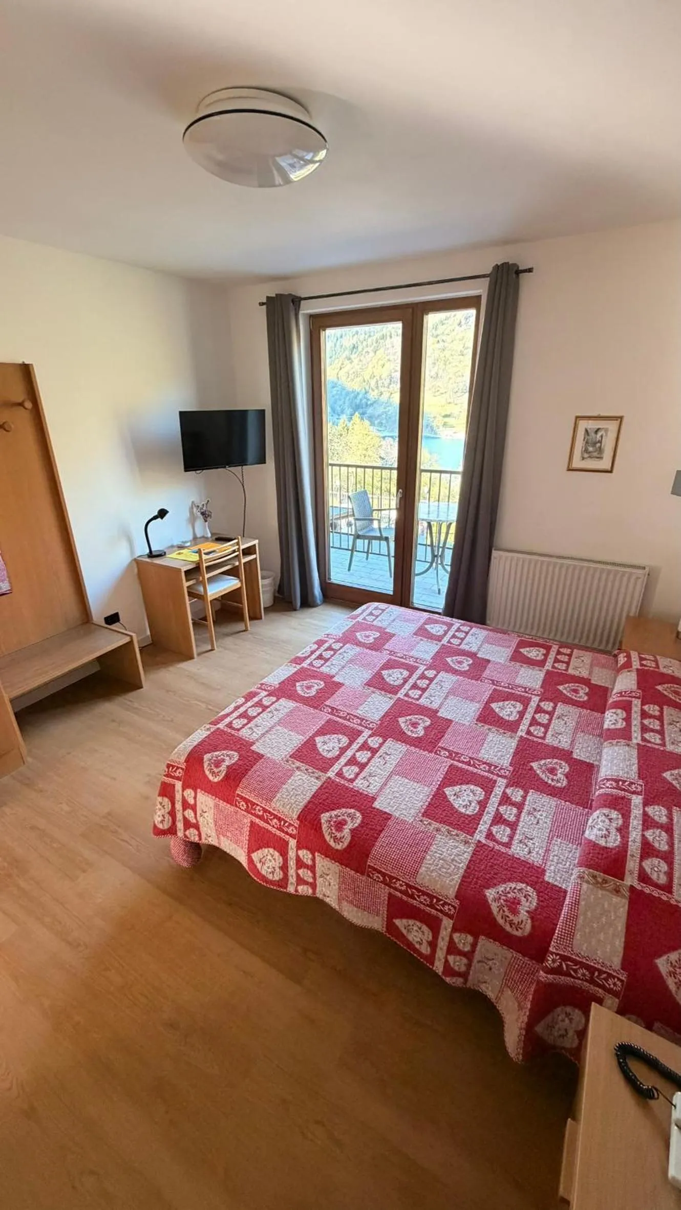 Lake view, Bed in Albergo Stella Alpina