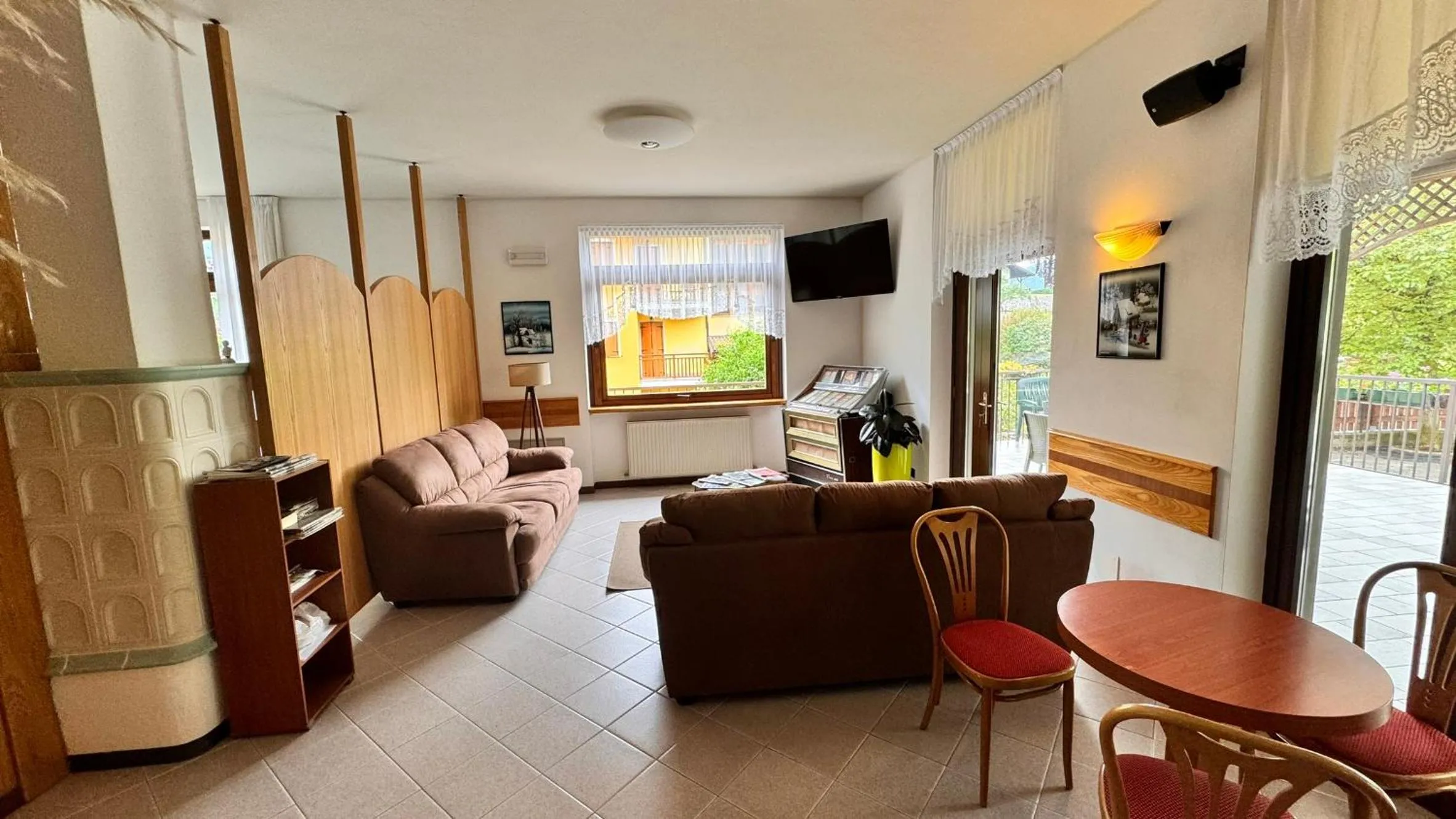 Communal lounge/ TV room in Albergo Stella Alpina