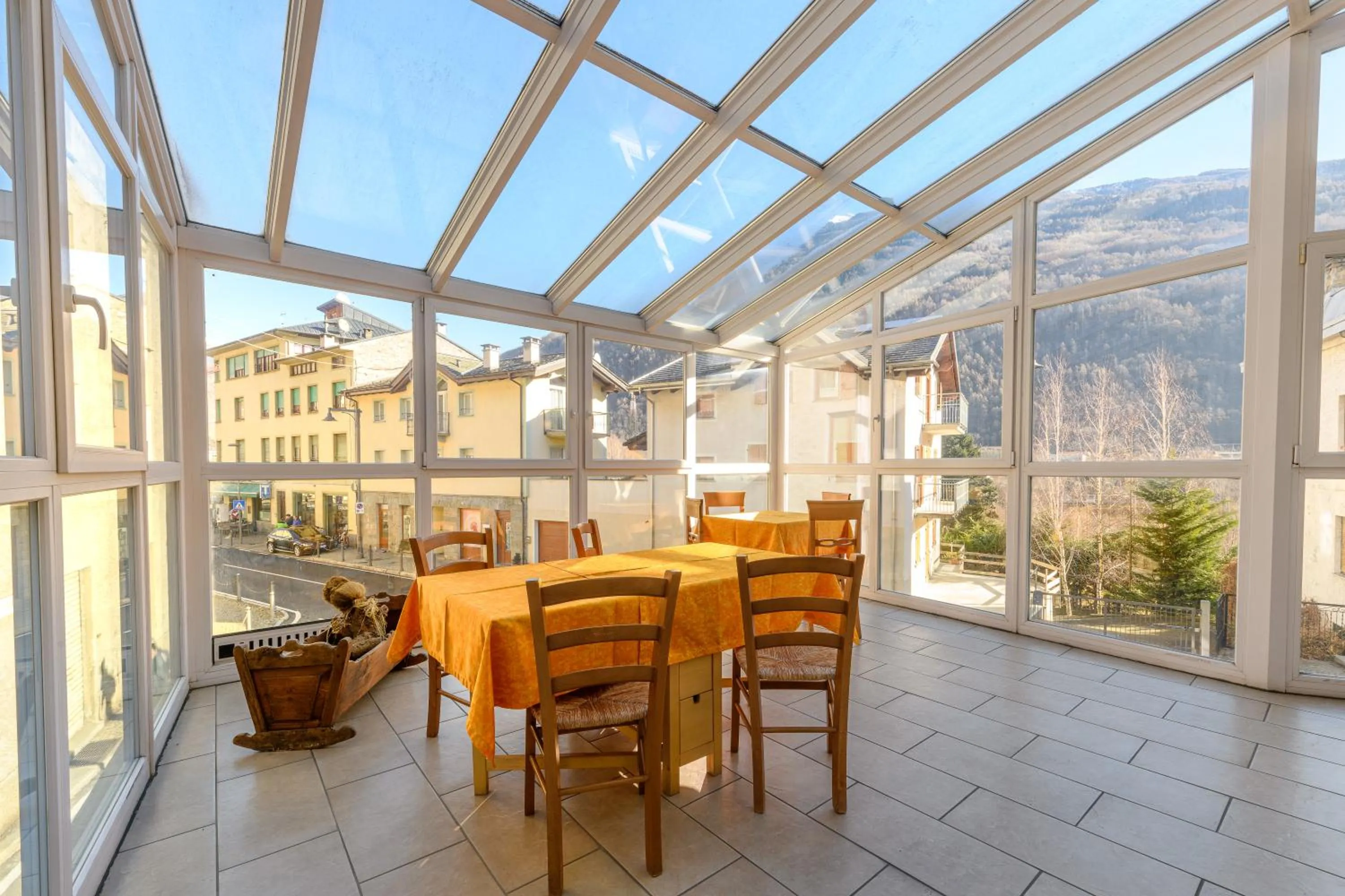 Communal lounge/ TV room in Hotel Garni Le Corti