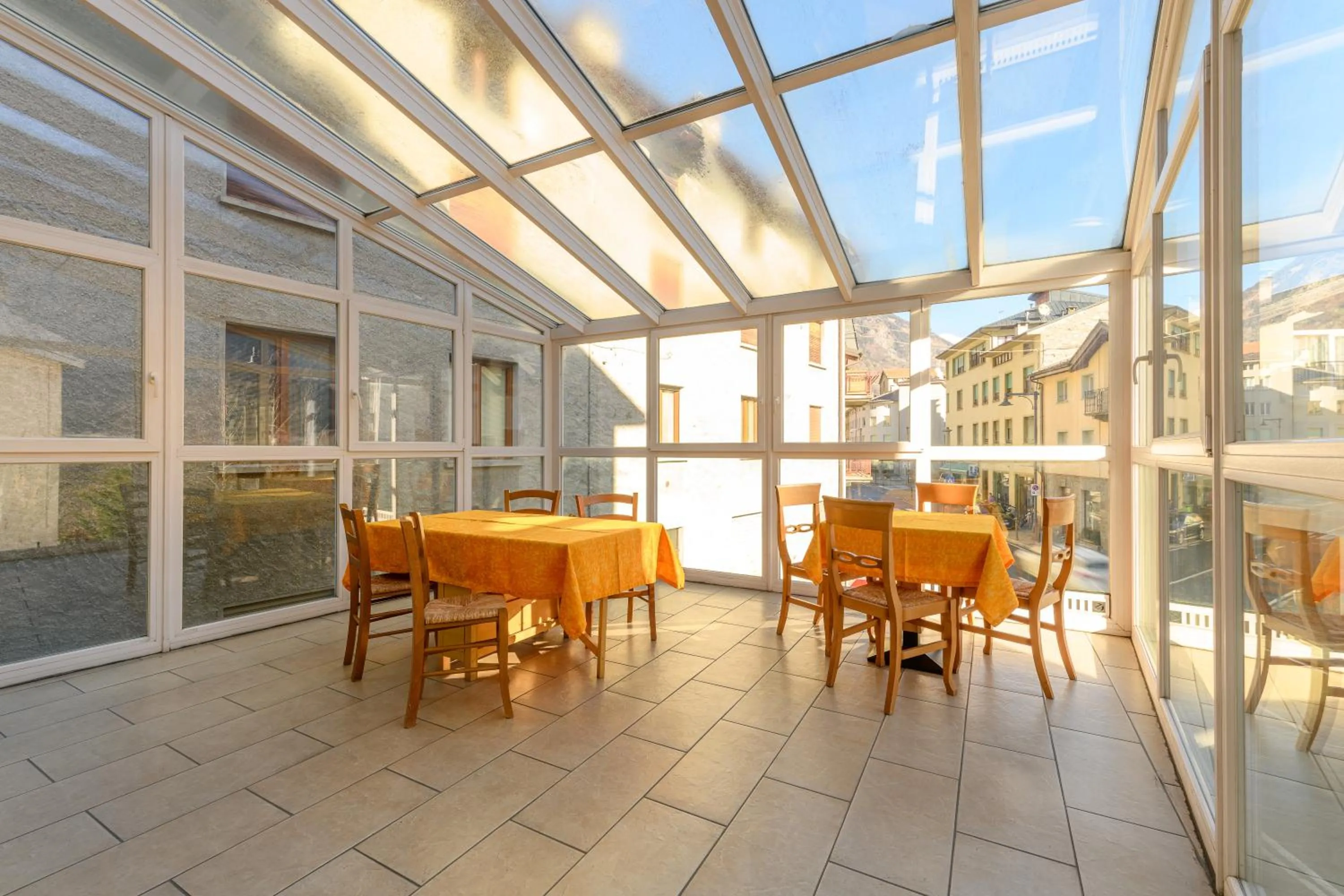 Communal lounge/ TV room in Hotel Garni Le Corti