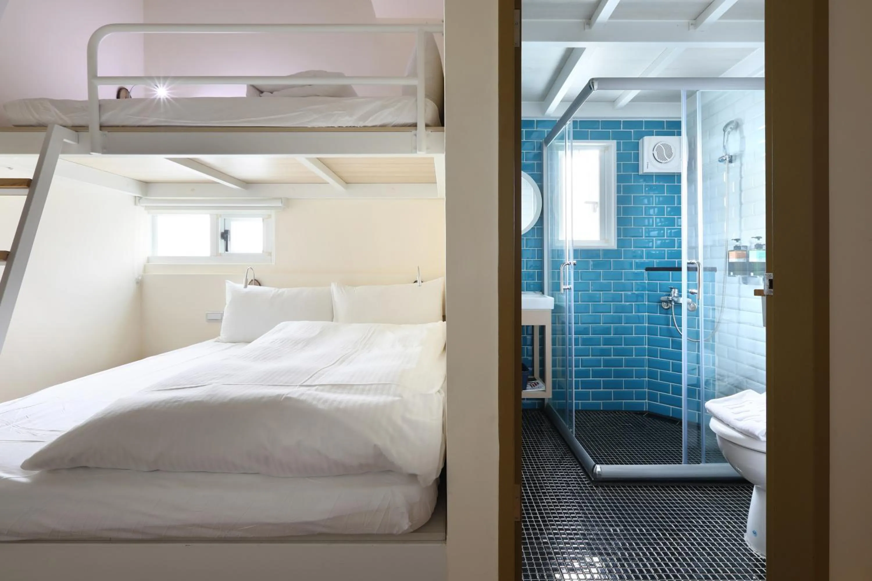 Shower, Bed in MINI HOTELS (Taichung Station Branch)