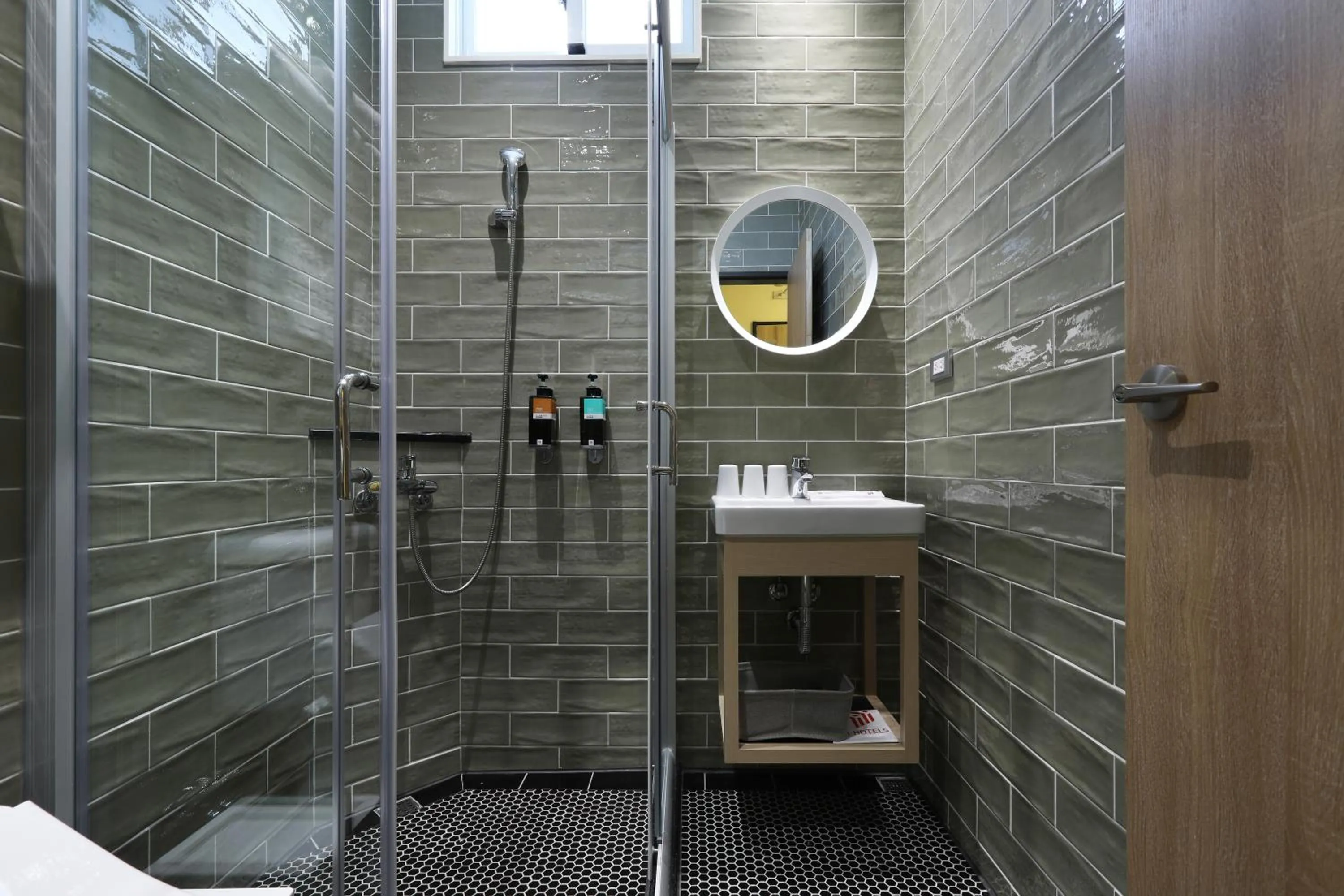 Shower in MINI HOTELS (Taichung Station Branch)
