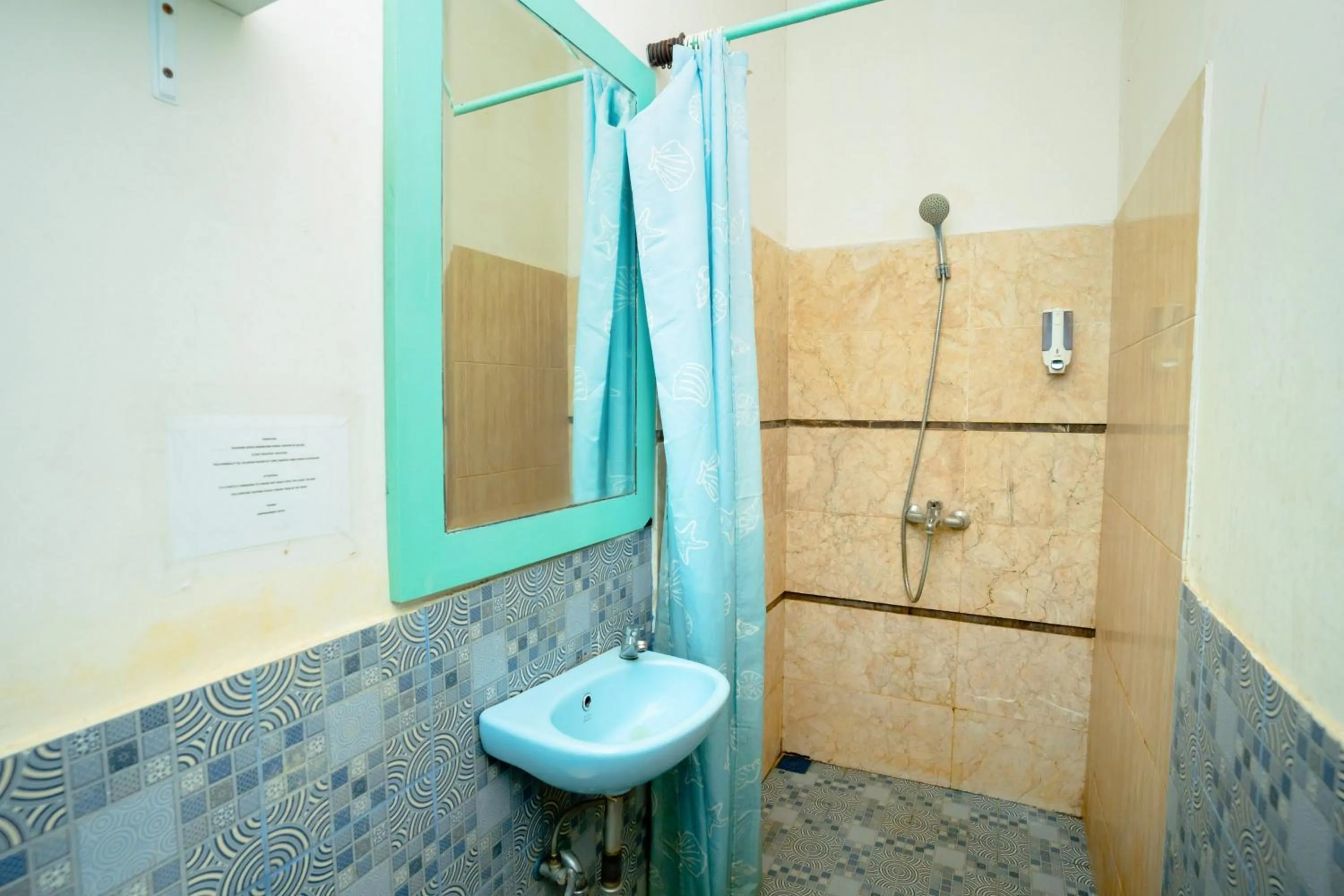 Bathroom in RedDoorz near RSUD Kota Mataram