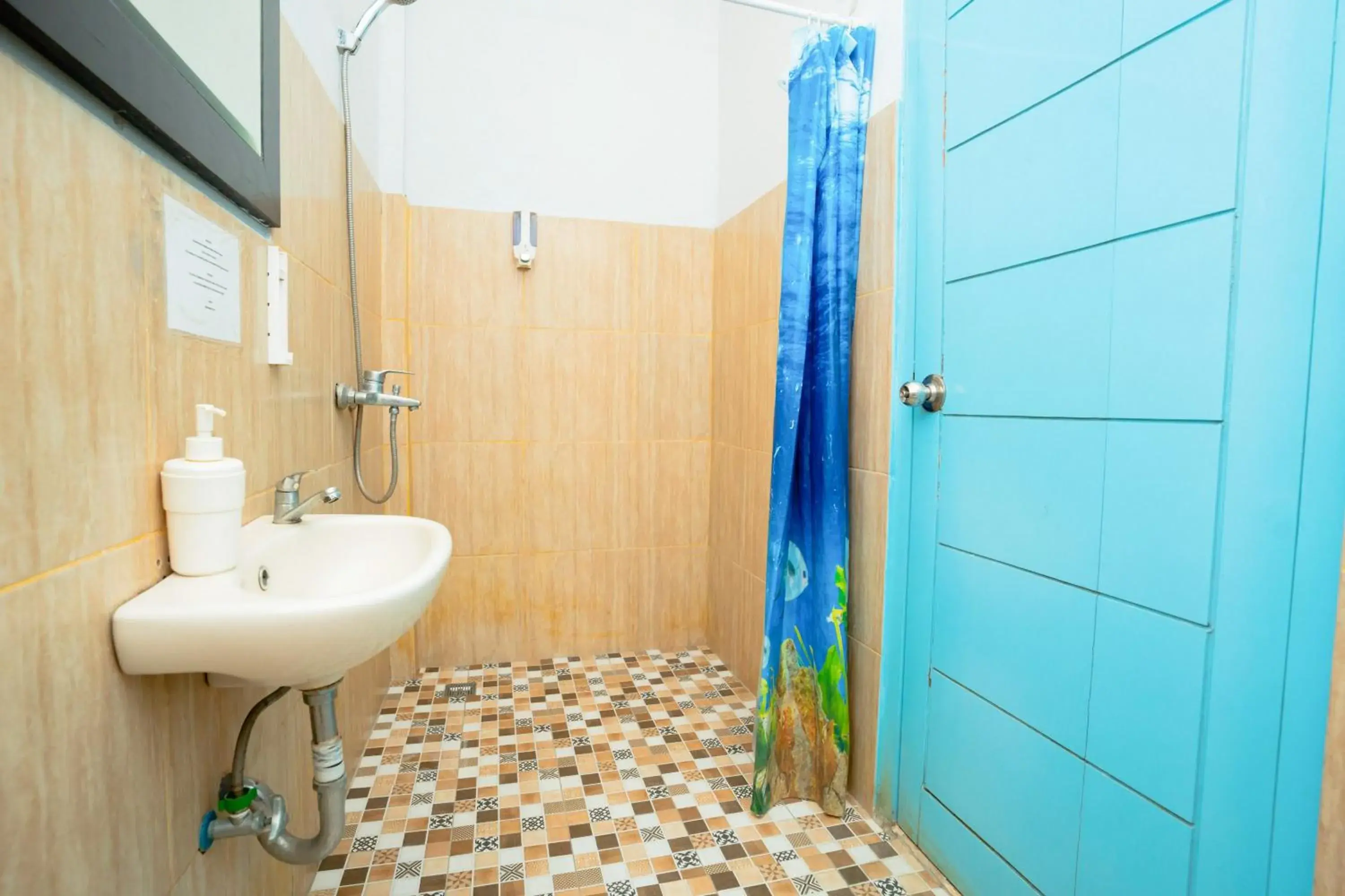 Bathroom in RedDoorz near RSUD Kota Mataram Bathroom in RedDoorz near RSUD Kota Mataram