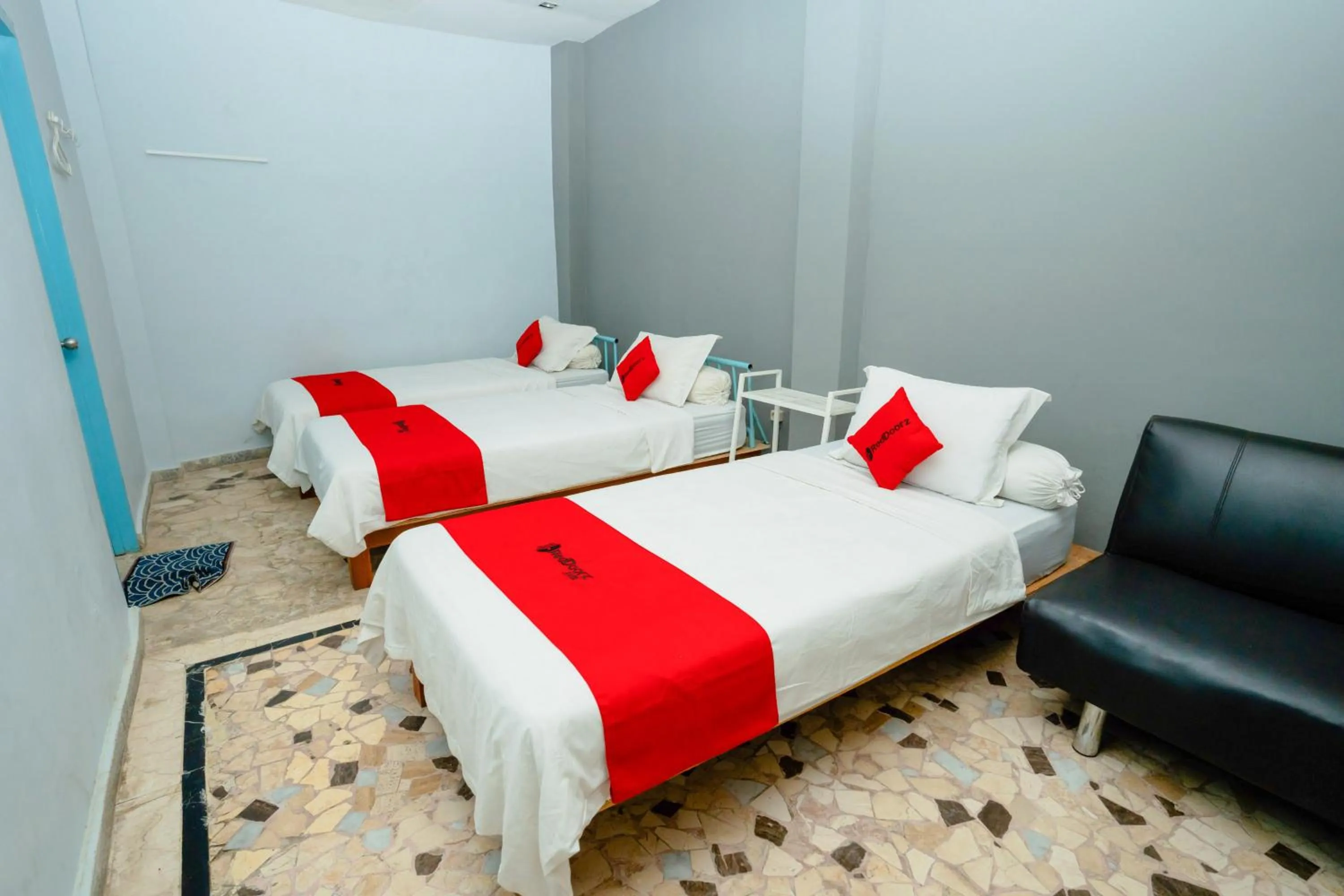 Bedroom, Bed in RedDoorz near RSUD Kota Mataram