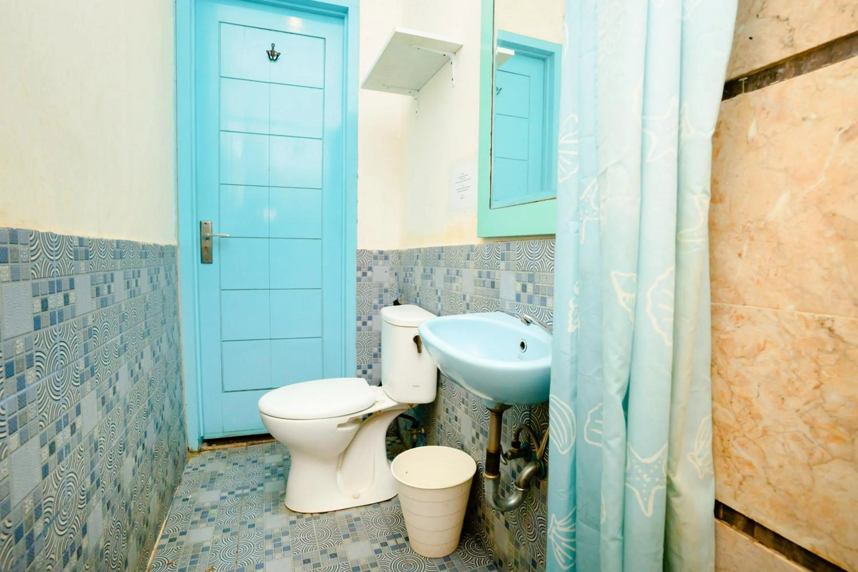Bathroom in RedDoorz near RSUD Kota Mataram