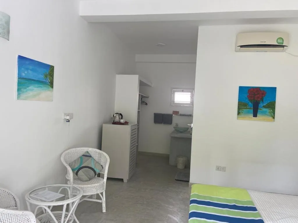 Photo of the whole room in Plantation House