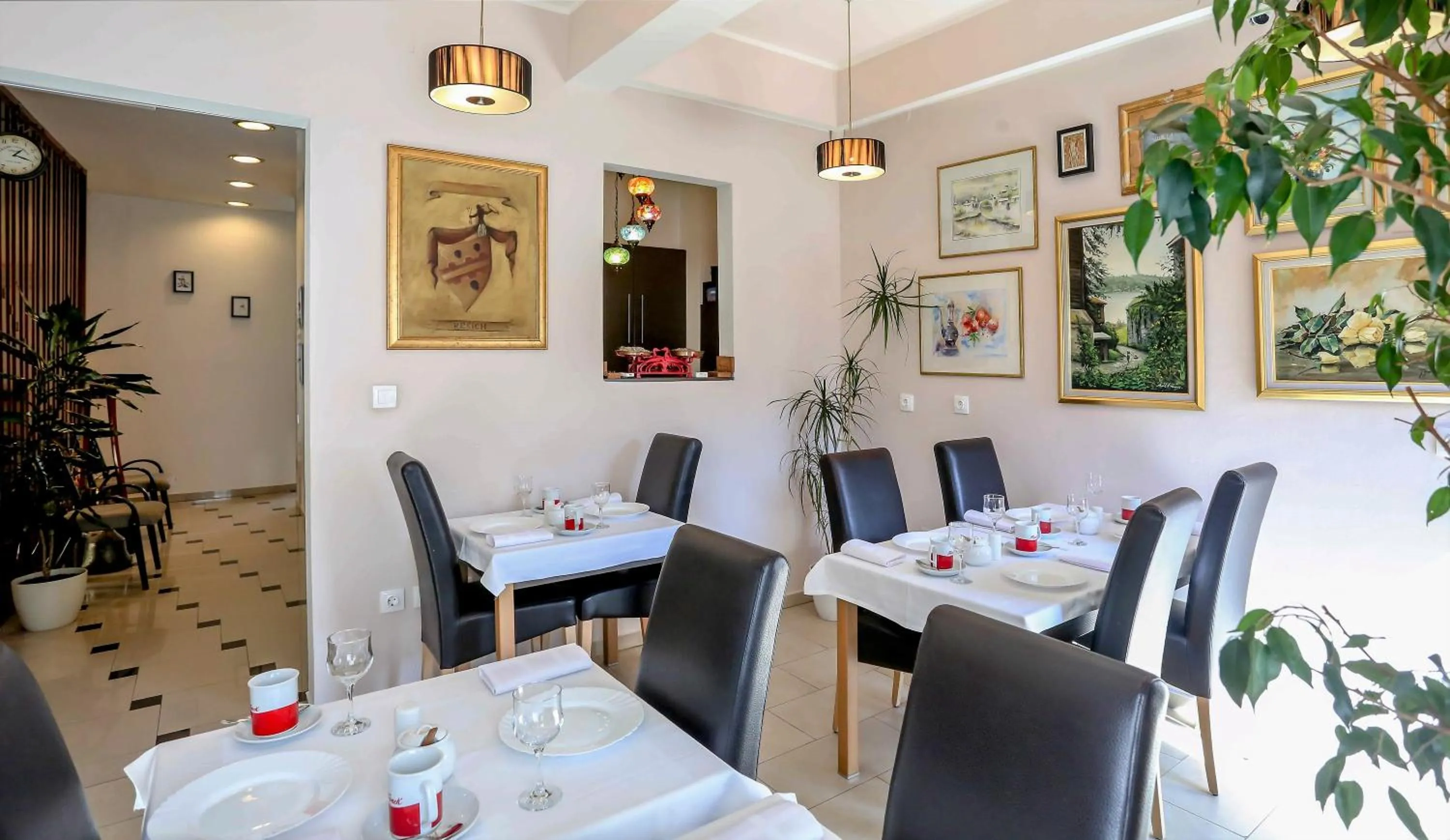 Restaurant/places to eat in Hotel Divan