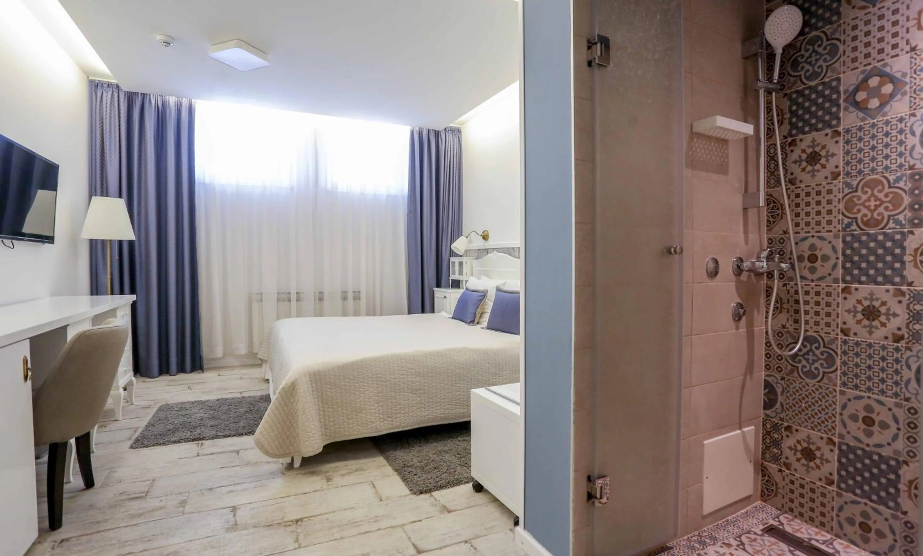 Shower, Bed in Hotel Divan