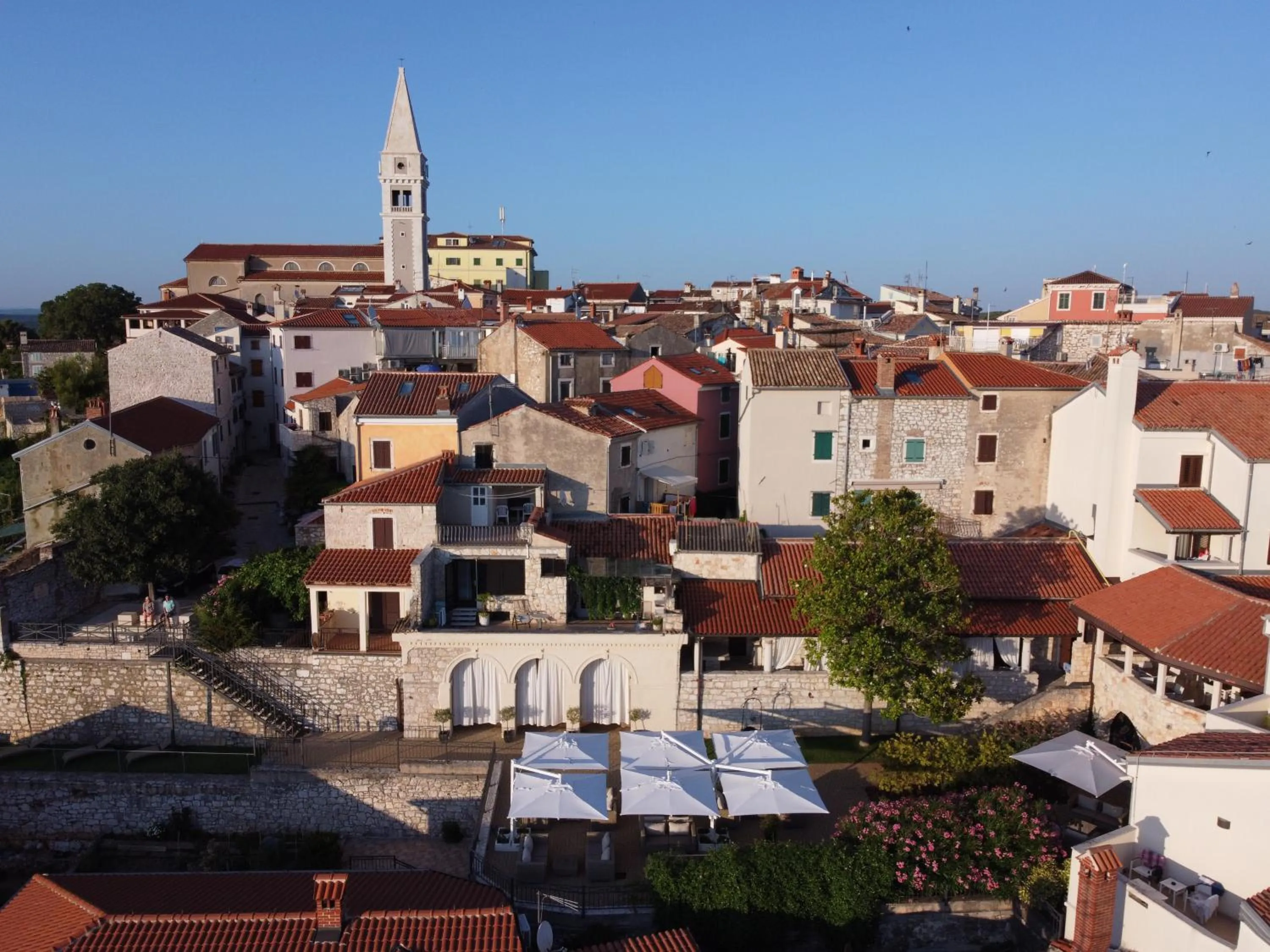 Property building in Hotel Vista