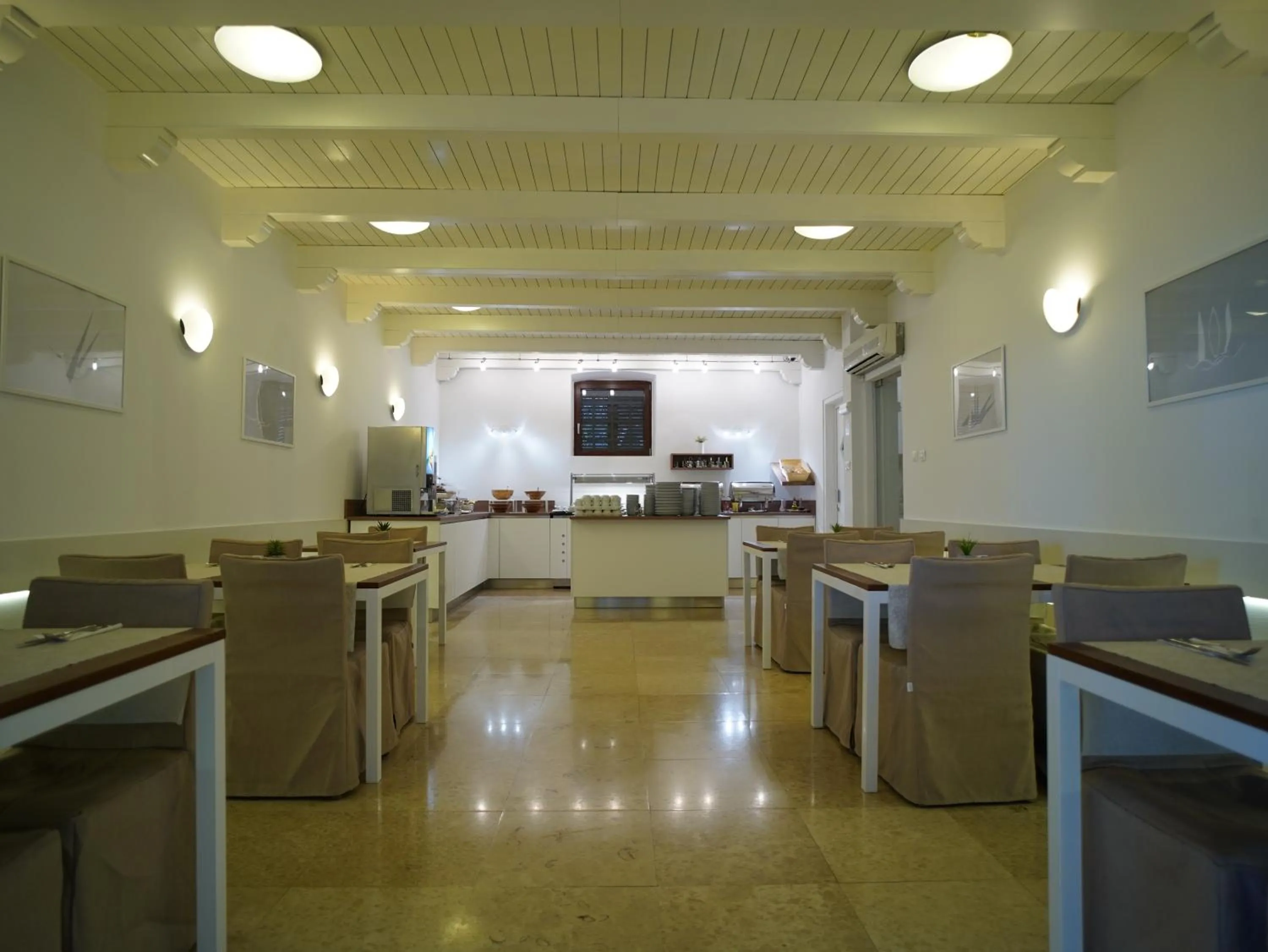 Restaurant/places to eat in Hotel Vista