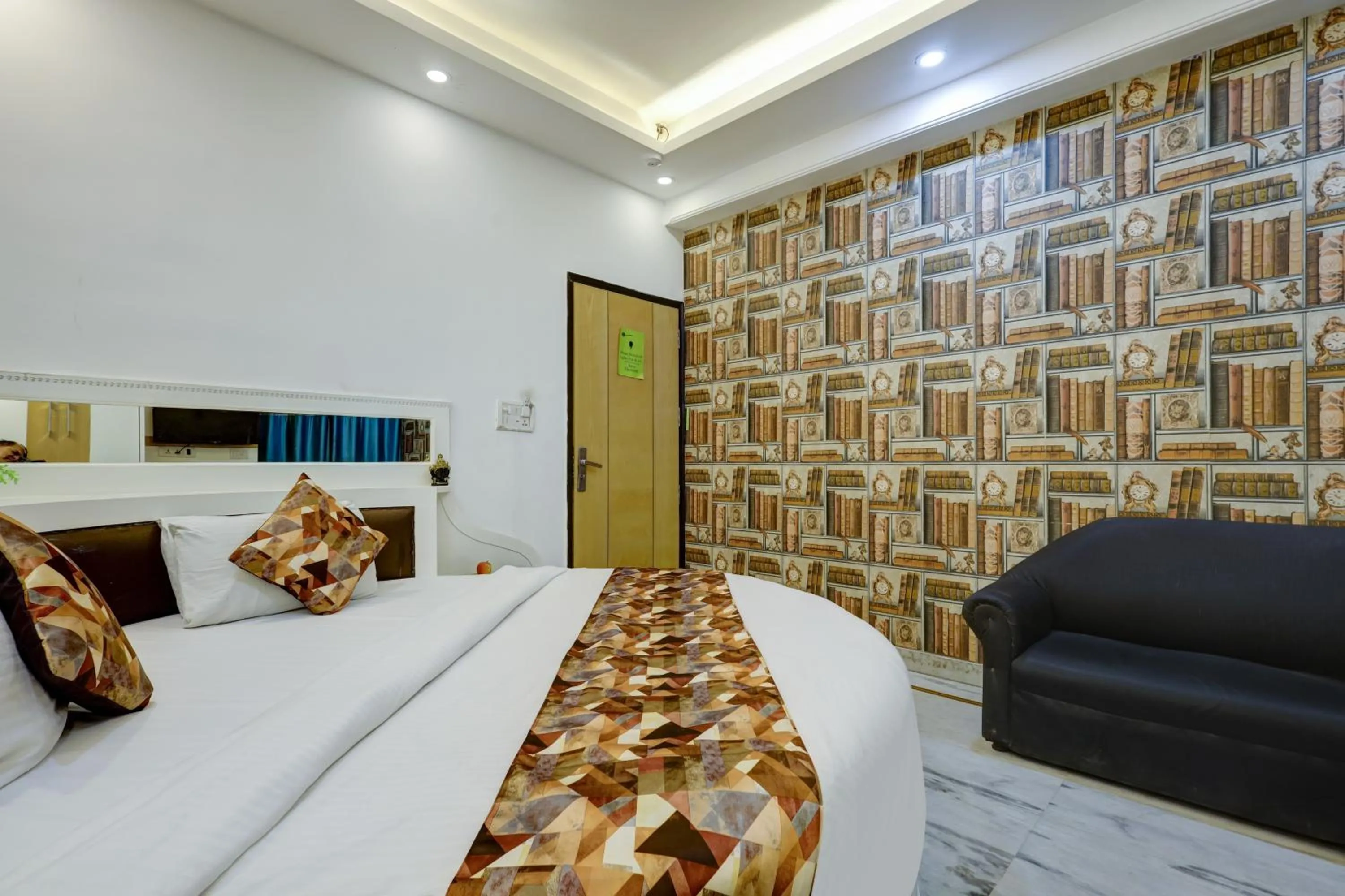 Bed in Hindustan By Backpackers Heaven - Traveller's Choice Award 2025 Best of Best Winning Hotel