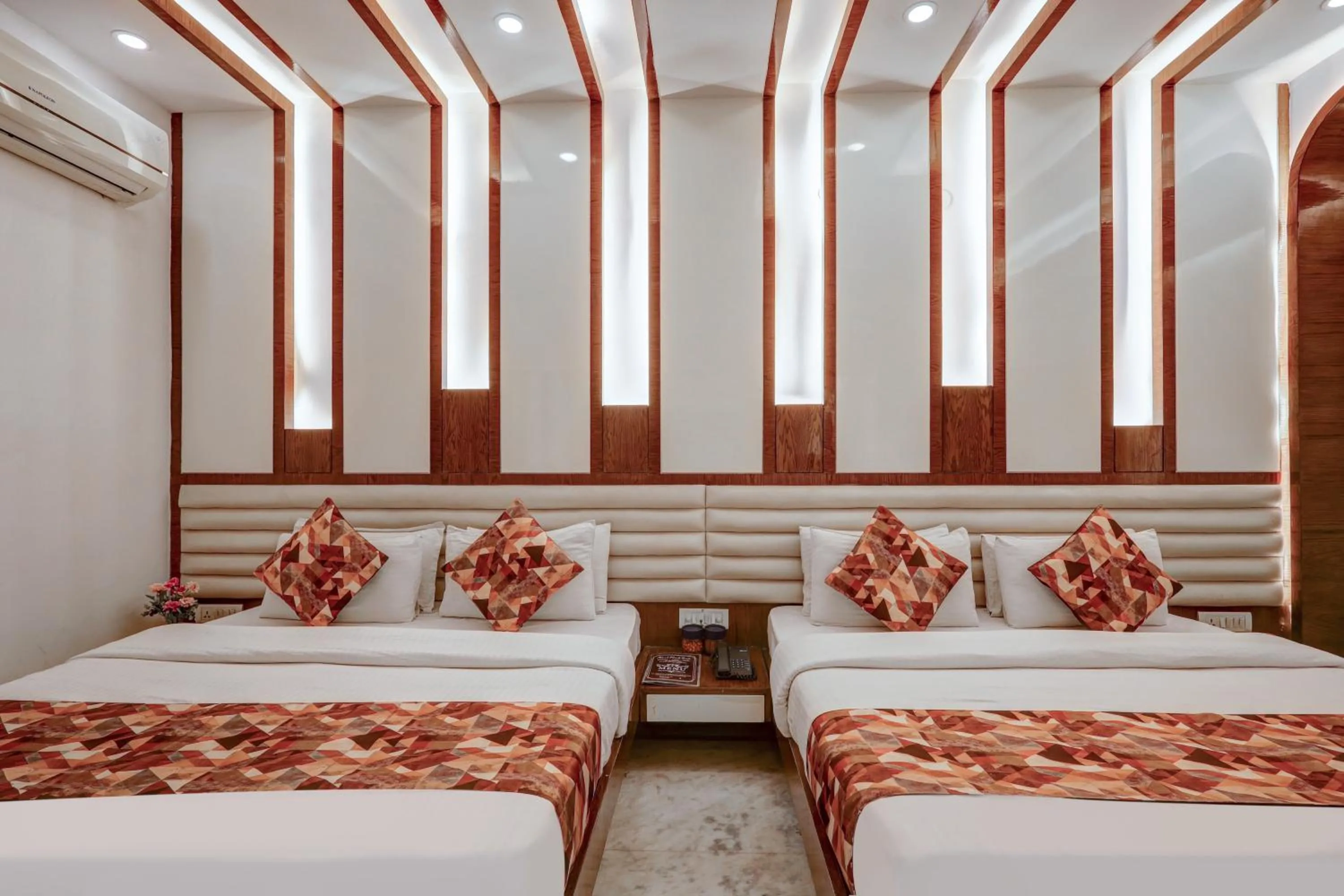 Bed in Hindustan By Backpackers Heaven - Traveller's Choice Award 2025 Best of Best Winning Hotel