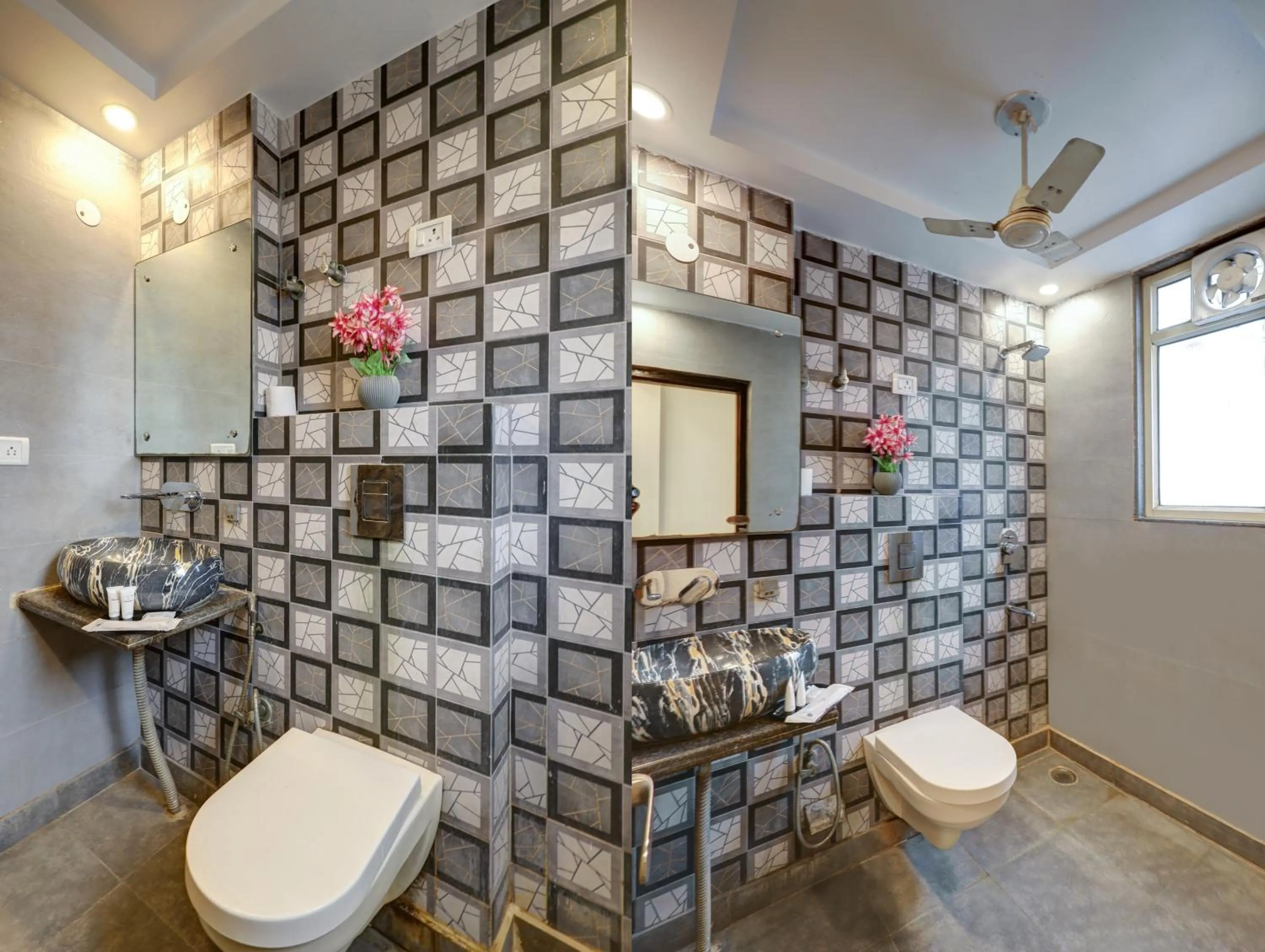 Shower in Hindustan By Backpackers Heaven - Traveller's Choice Award 2025 Best of Best Winning Hotel