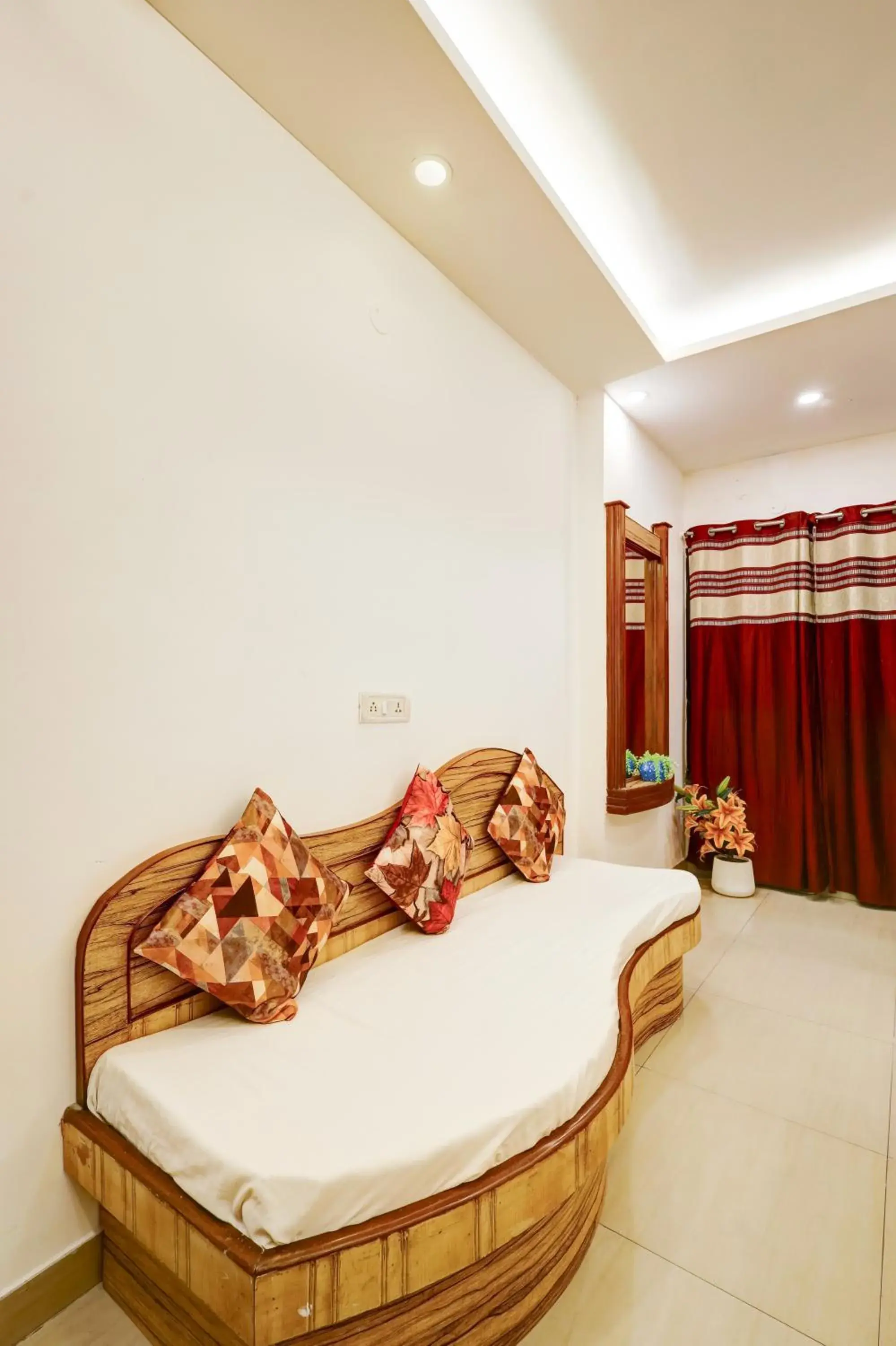 Deluxe Twin Room in Hindustan By Backpackers Heaven - Traveller's Choice Award 2026 Best of Best Winning Hotel Deluxe Twin Room in Hindustan By Backpackers Heaven - Traveller's Choice Award 2026 Best of Best Winning Hotel