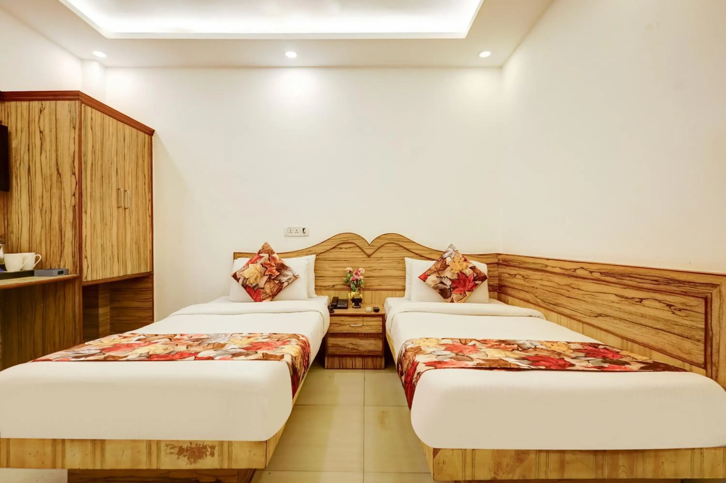 Deluxe Twin Room in Hindustan By Backpackers Heaven - Traveller's Choice Award 2025 Best of Best Winning Hotel Deluxe Twin Room in Hindustan By Backpackers Heaven - Traveller's Choice Award 2025 Best of Best Winning Hotel