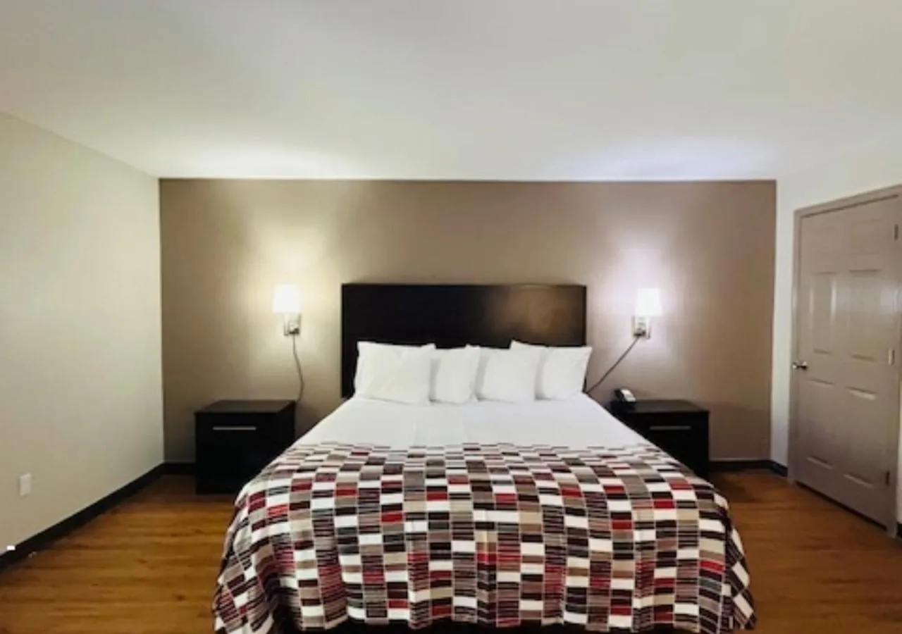 Bedroom, Bed in Red Roof Inn Gulf Shores