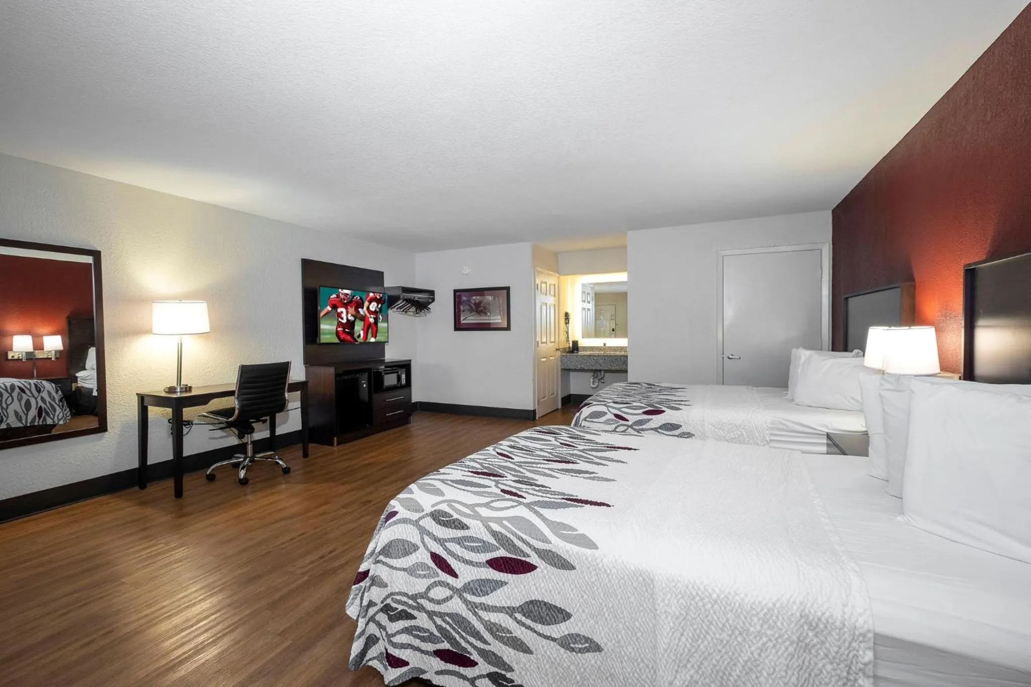 Photo of the whole room, Bed in Red Roof Inn Gulf Shores