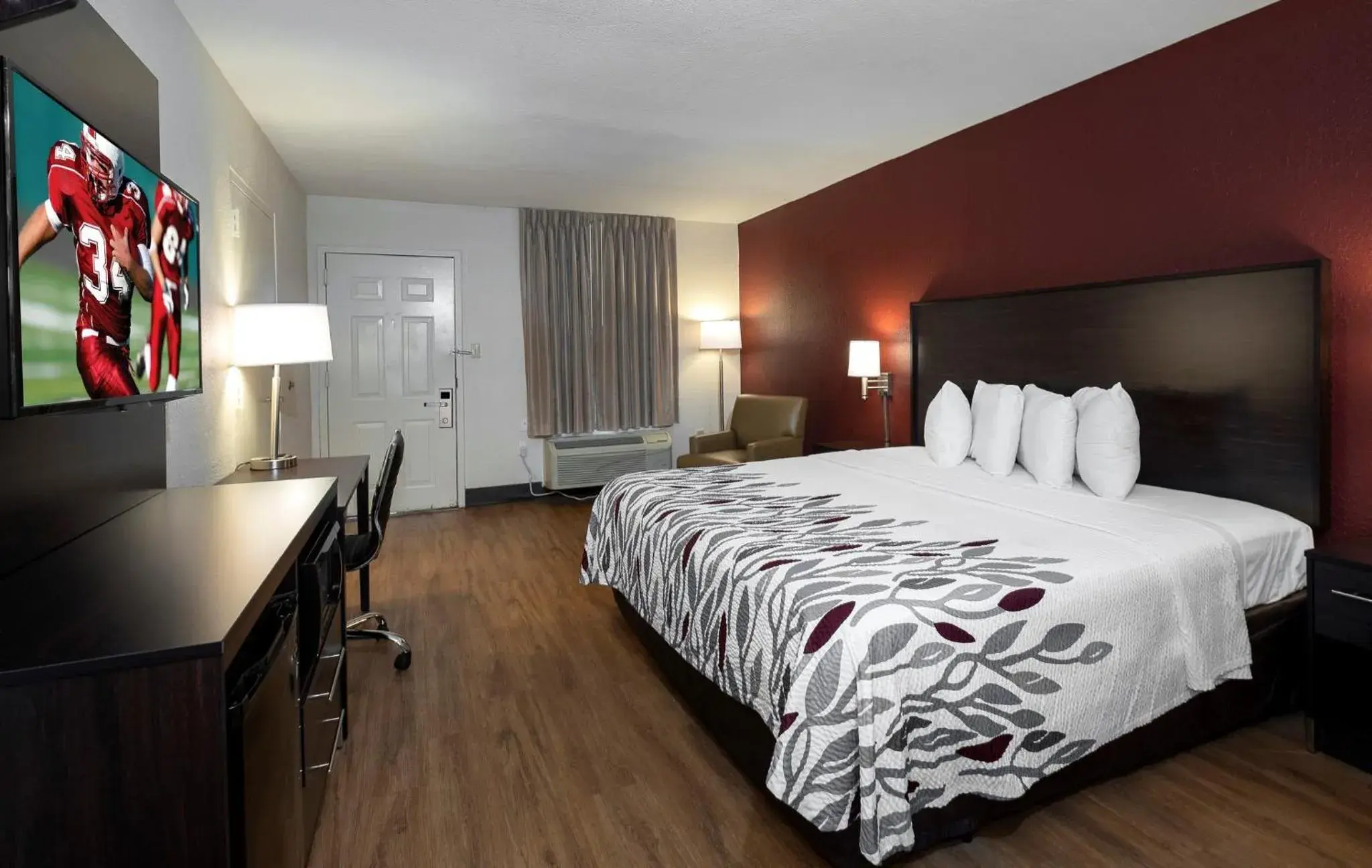 Photo of the whole room, Bed in Red Roof Inn Gulf Shores Photo of the whole room, Bed in Red Roof Inn Gulf Shores