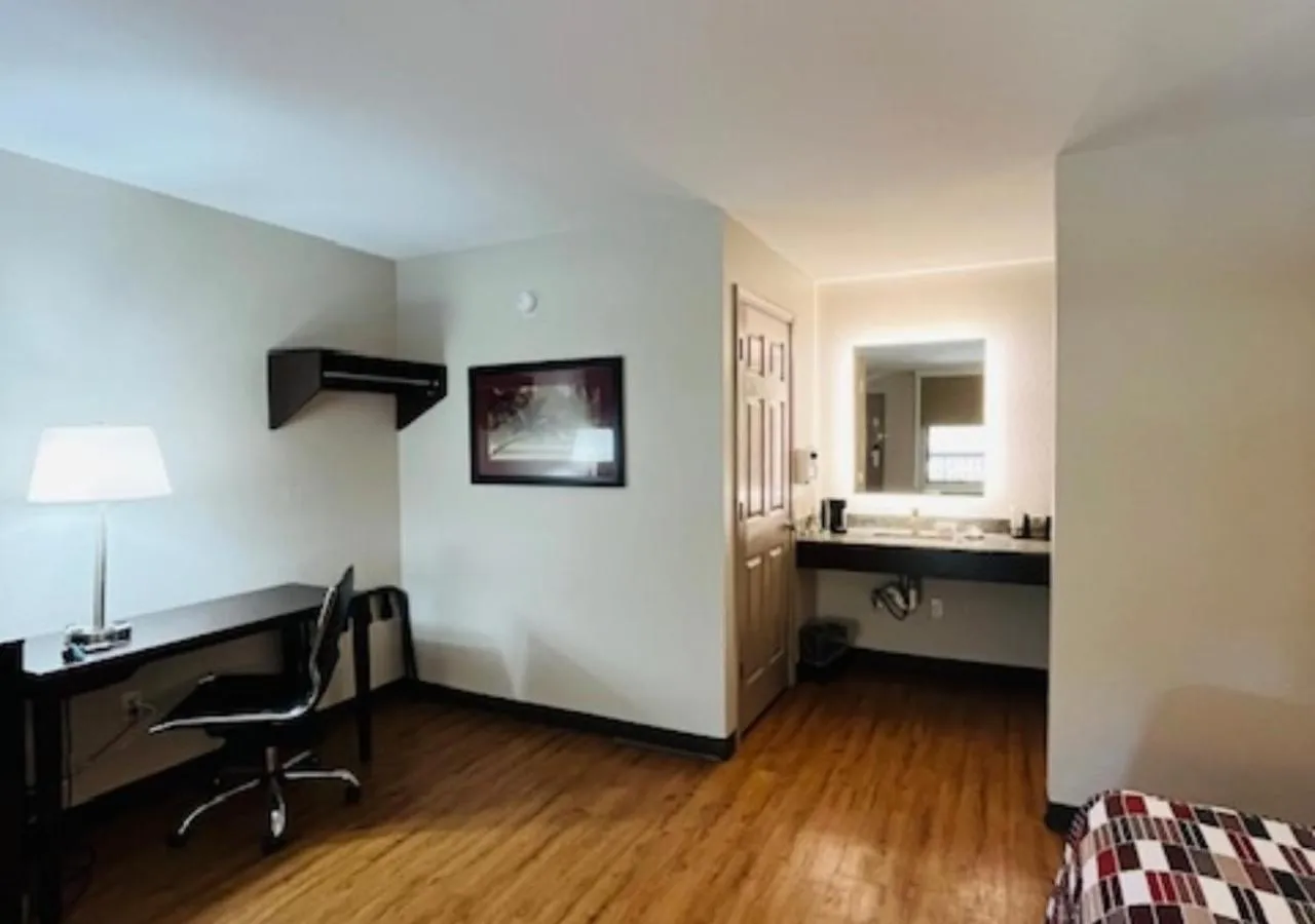 Bedroom in Red Roof Inn Gulf Shores