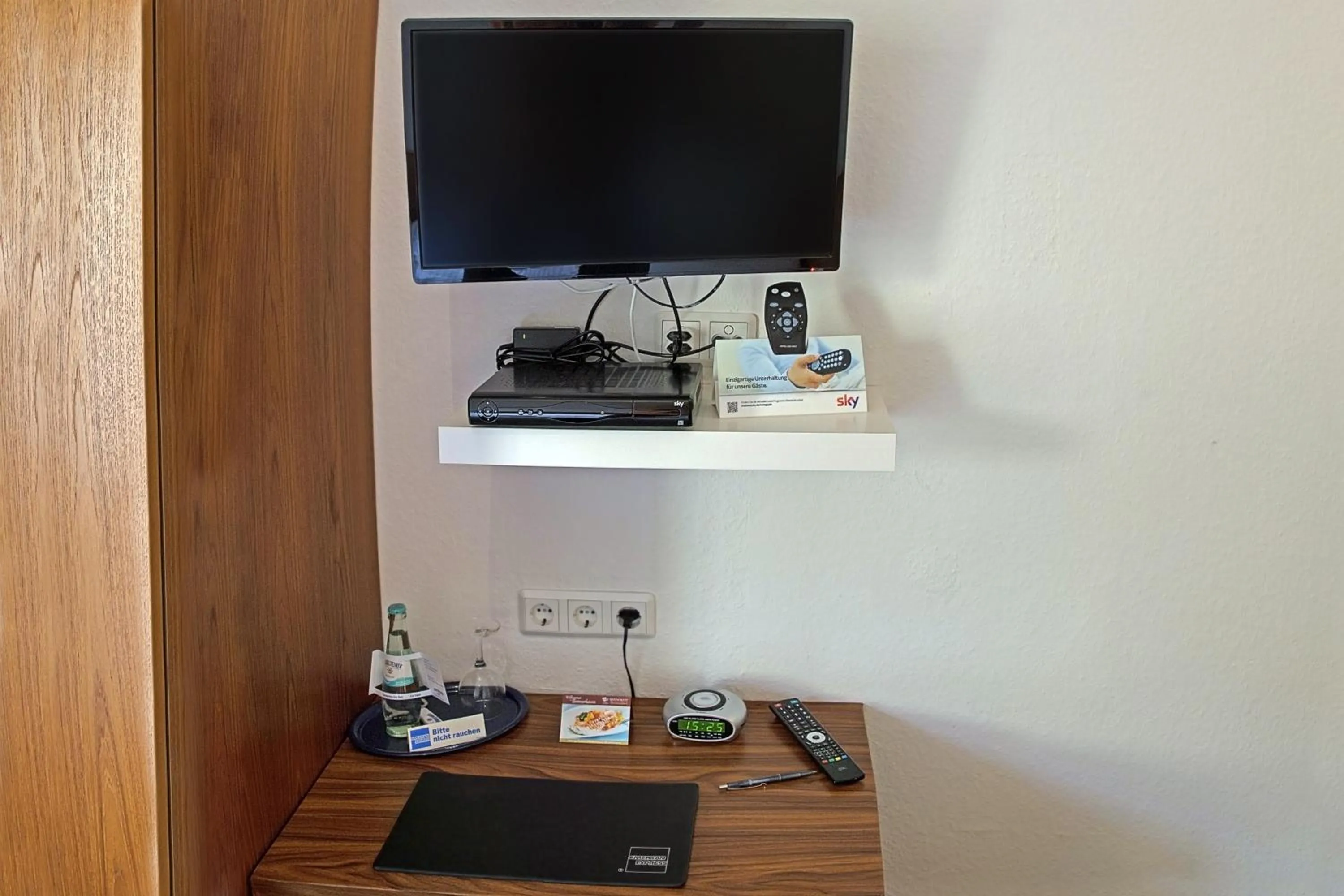 TV and multimedia in Hotel & Apartment Am Theaterplatz