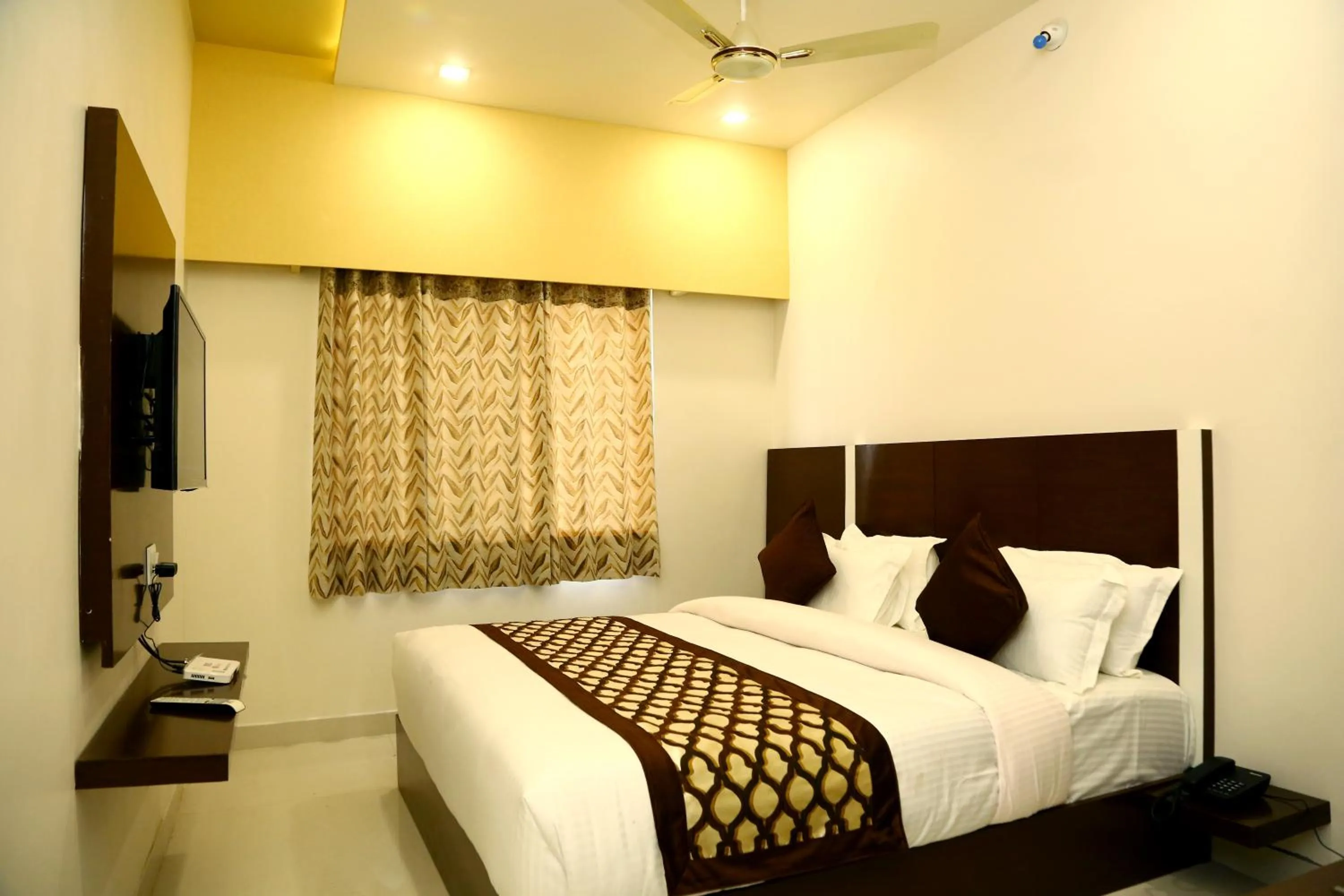 Photo of the whole room, Bed in Royal Hopp-Inn Chittorgard