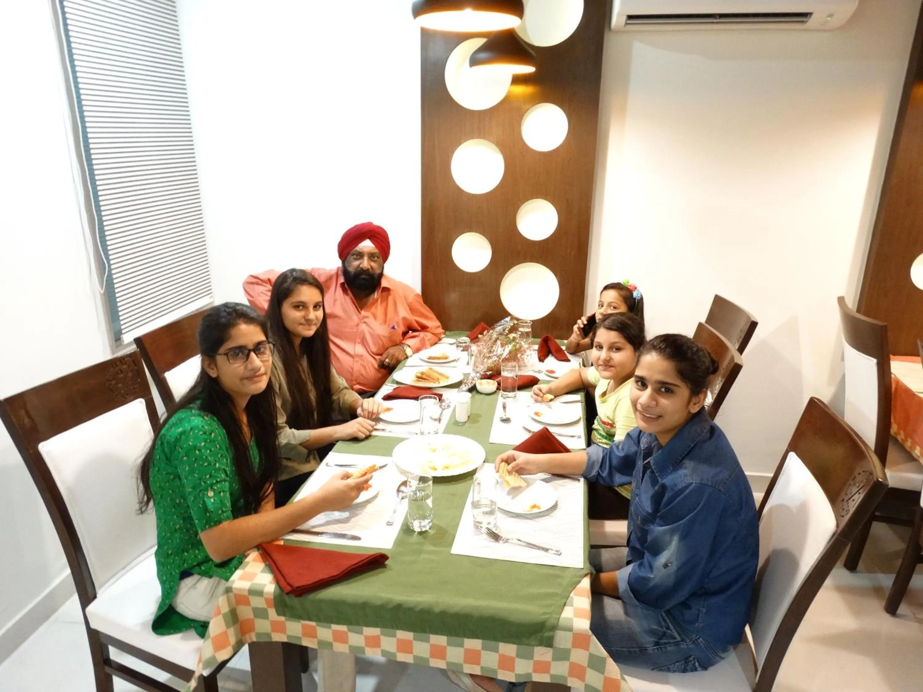 Restaurant/places to eat in Royal Hopp-Inn Chittorgard