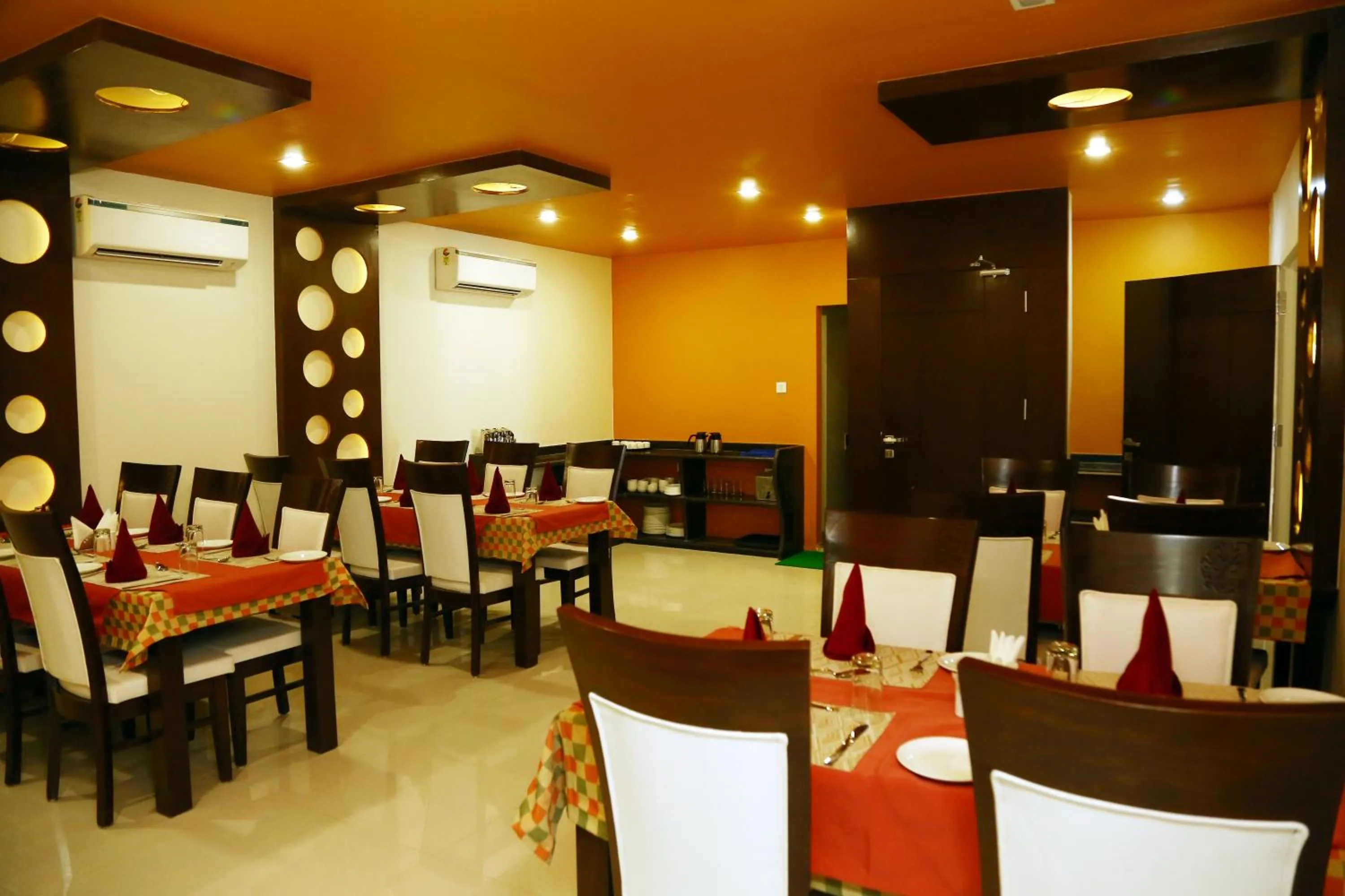 Restaurant/places to eat in Royal Hopp-Inn Chittorgard