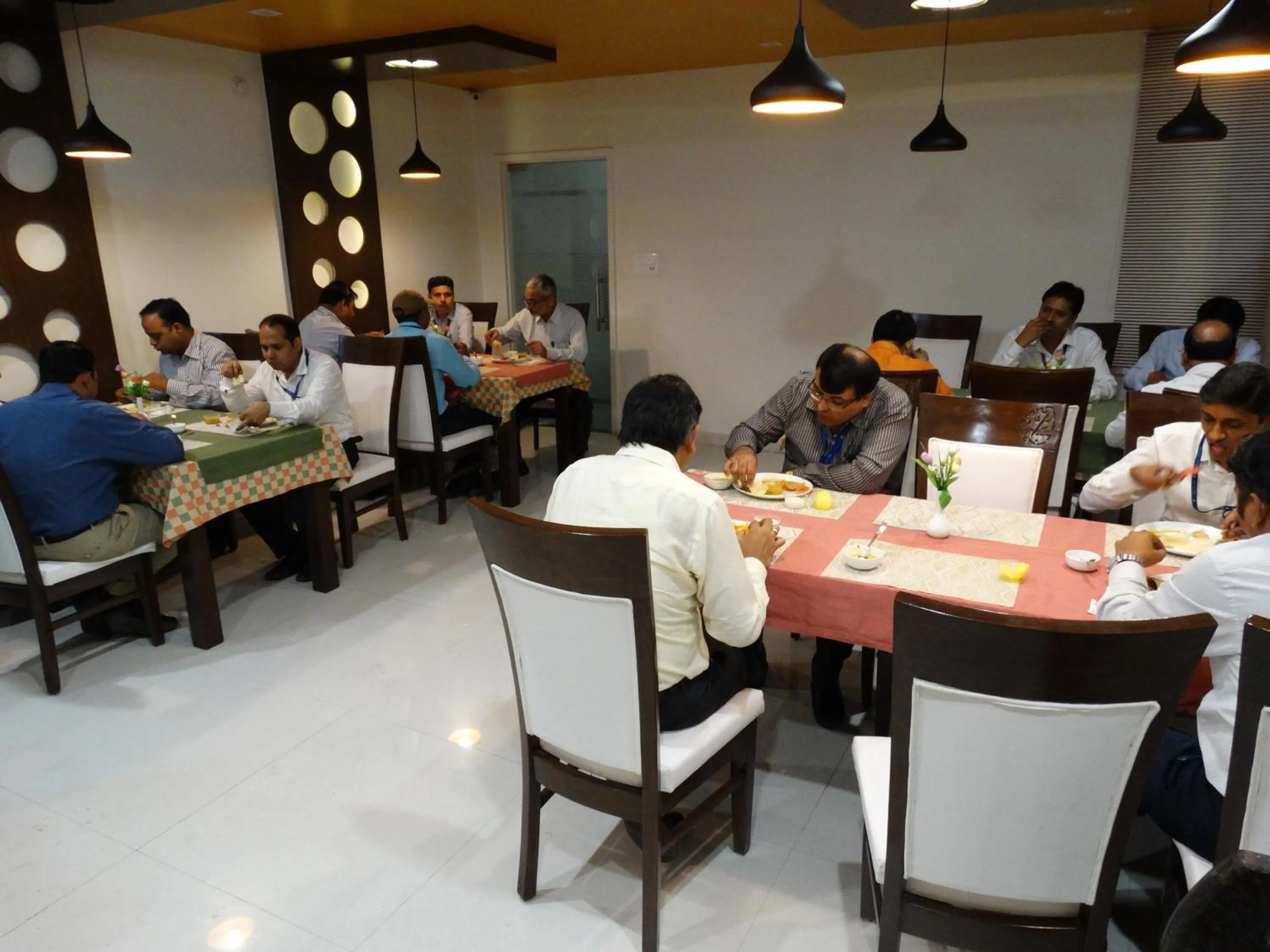 Restaurant/places to eat in Royal Hopp-Inn Chittorgard