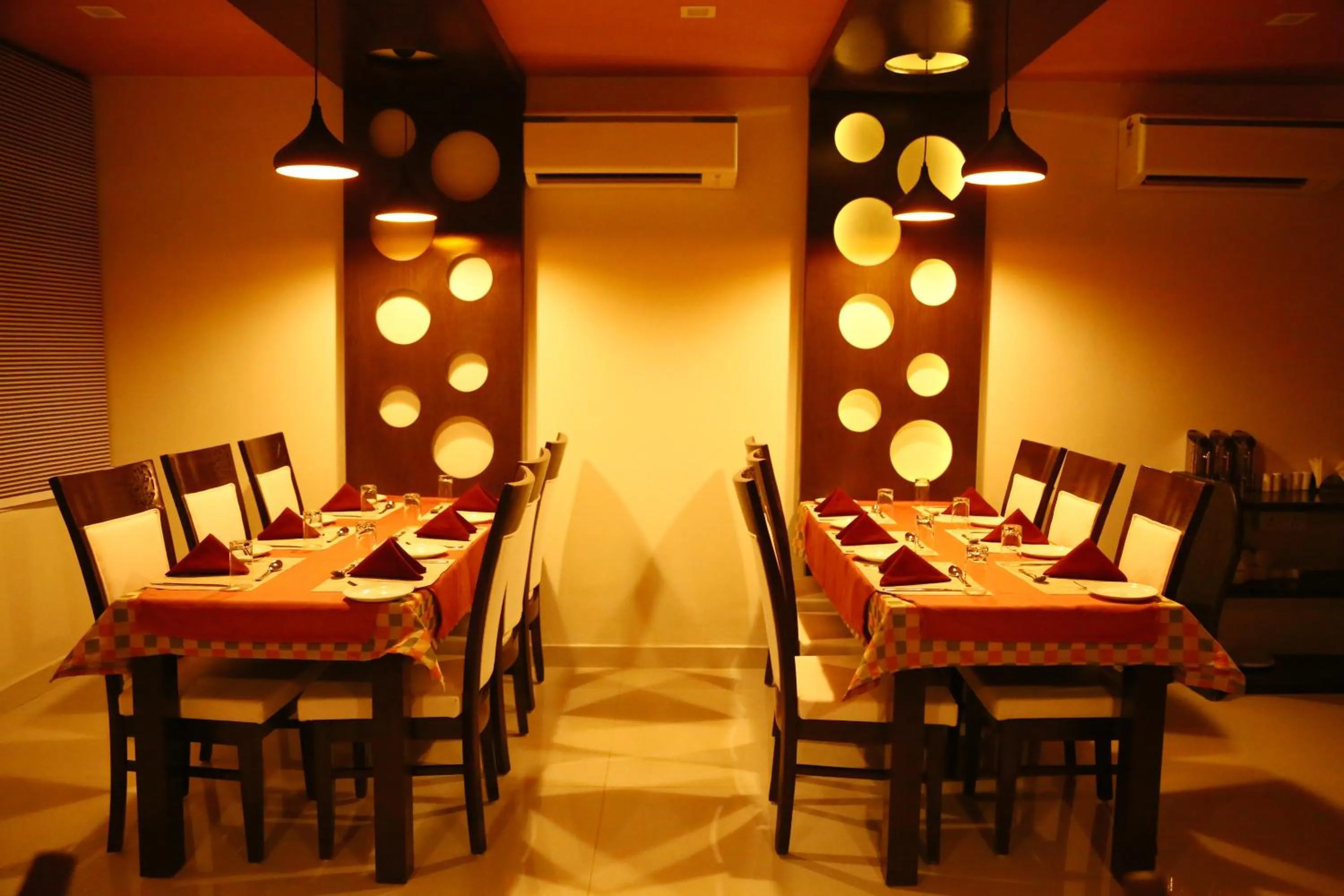 Restaurant/places to eat in Royal Hopp-Inn Chittorgard