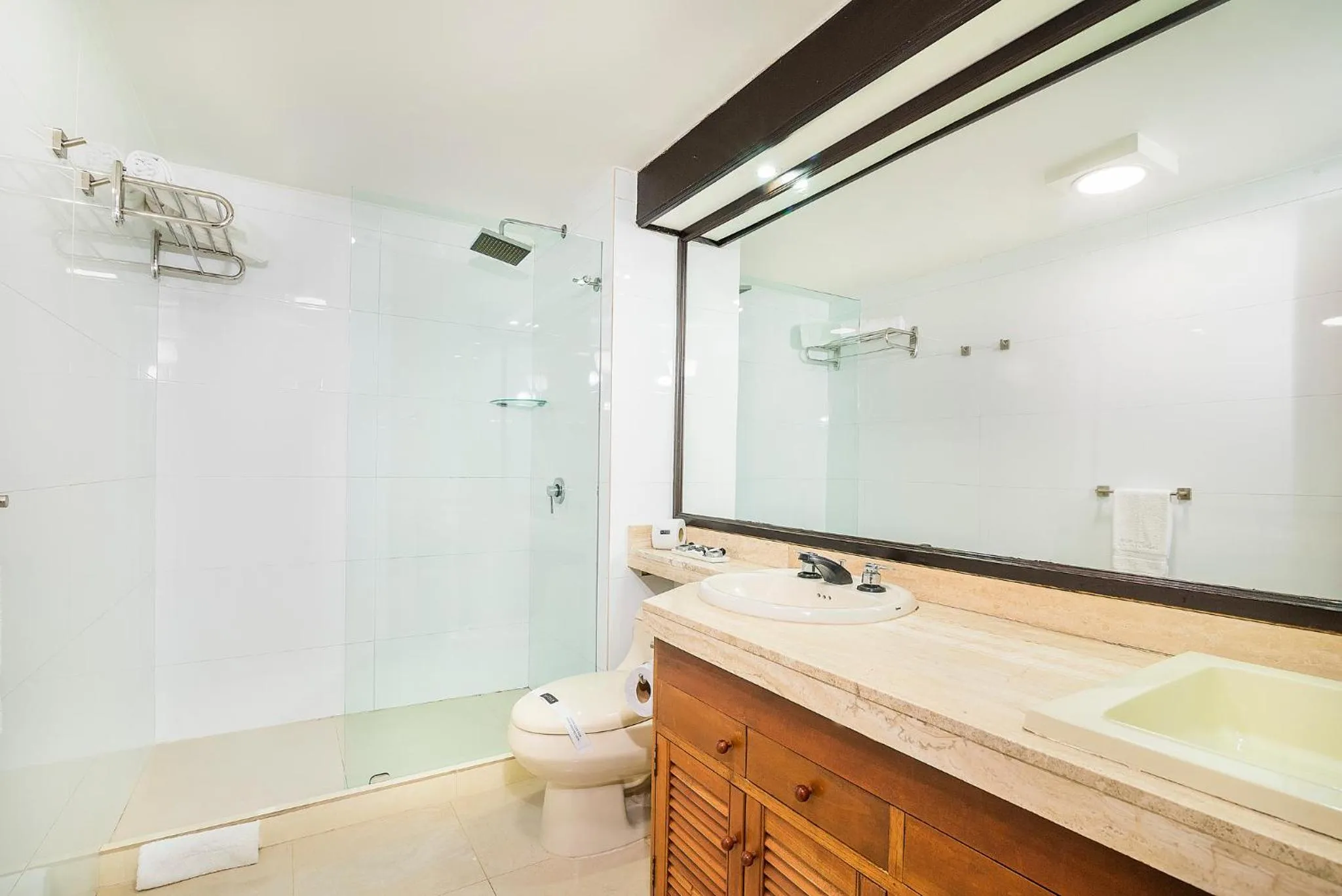 Bathroom in Lloyds Apartasuites Parque 93