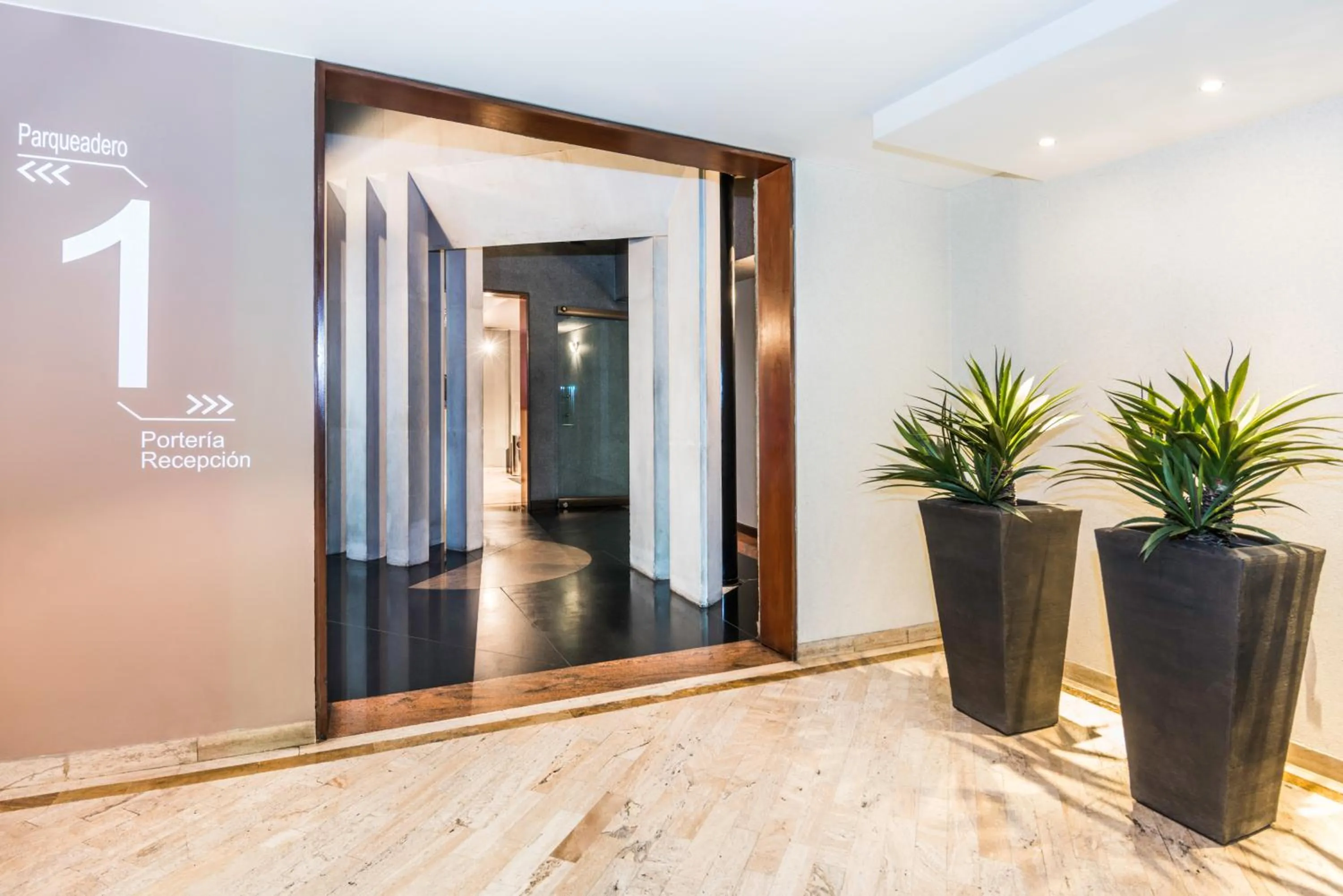 Facade/entrance in Lloyds Apartasuites Parque 93