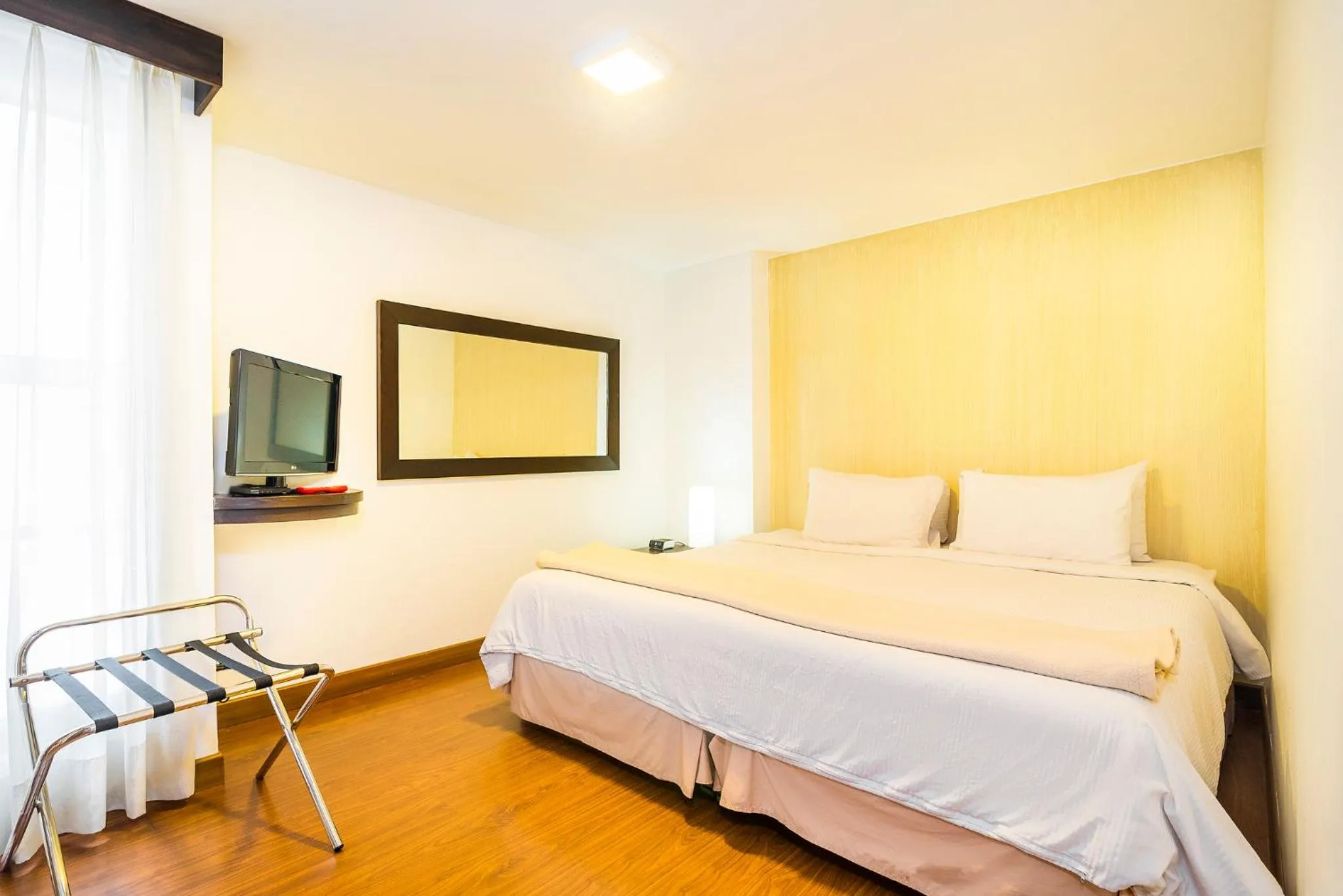 Bedroom, Bed in Lloyds Apartasuites Parque 93