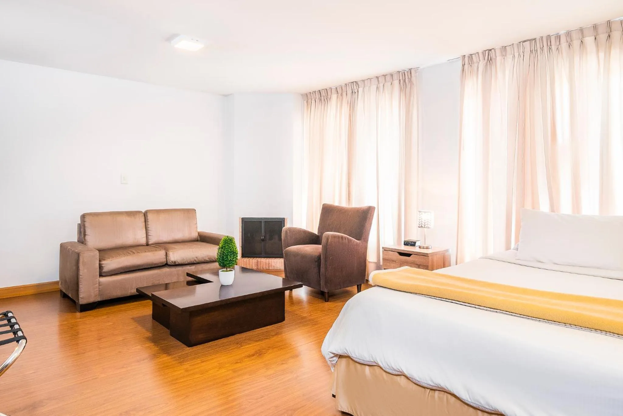 Living room, Bed in Lloyds Apartasuites Parque 93