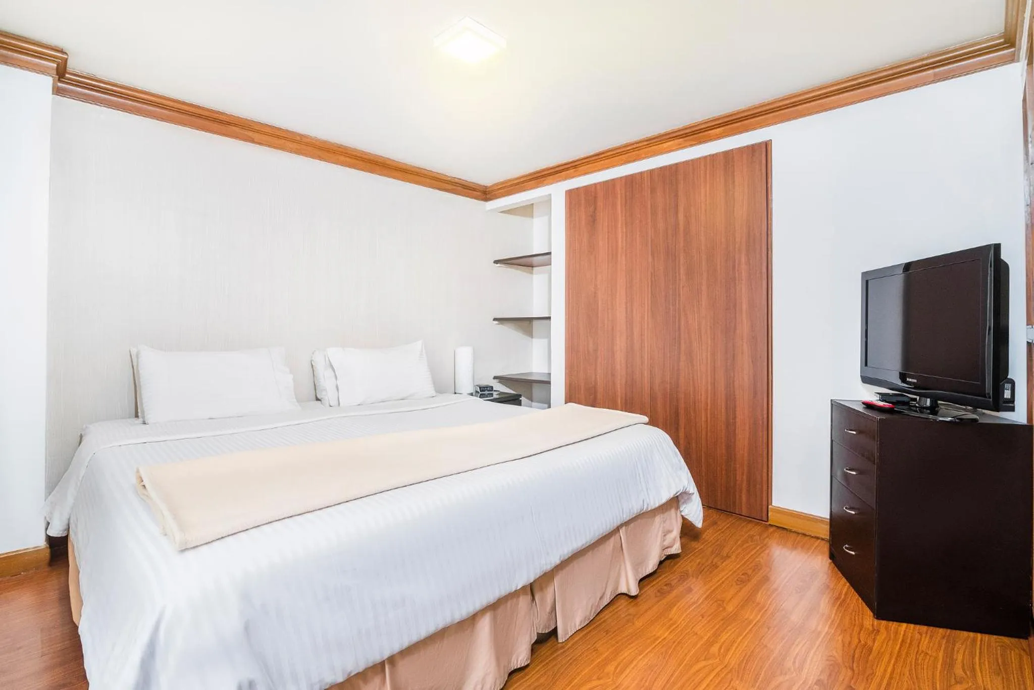 Bedroom, Bed in Lloyds Apartasuites Parque 93