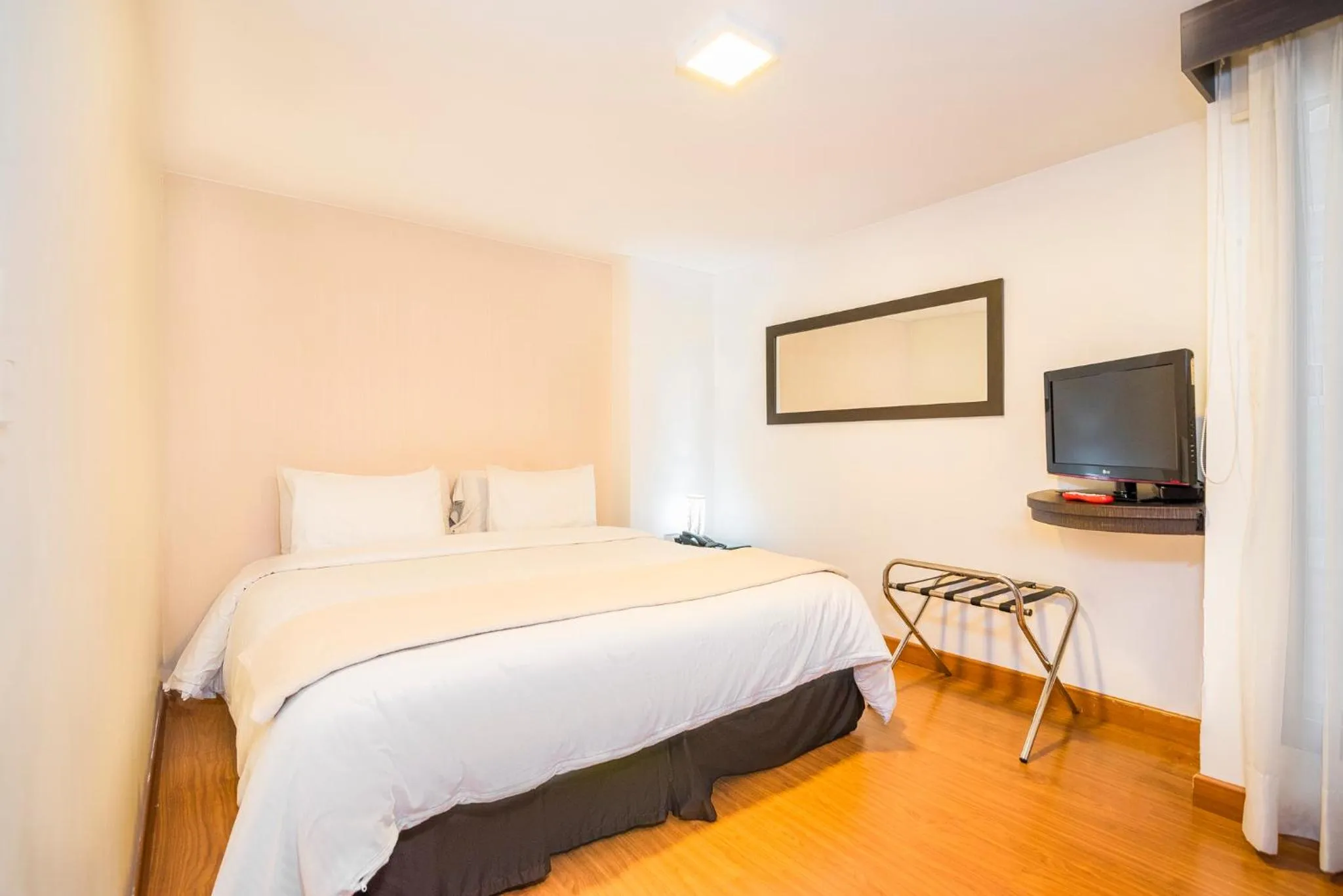 Bedroom, Bed in Lloyds Apartasuites Parque 93