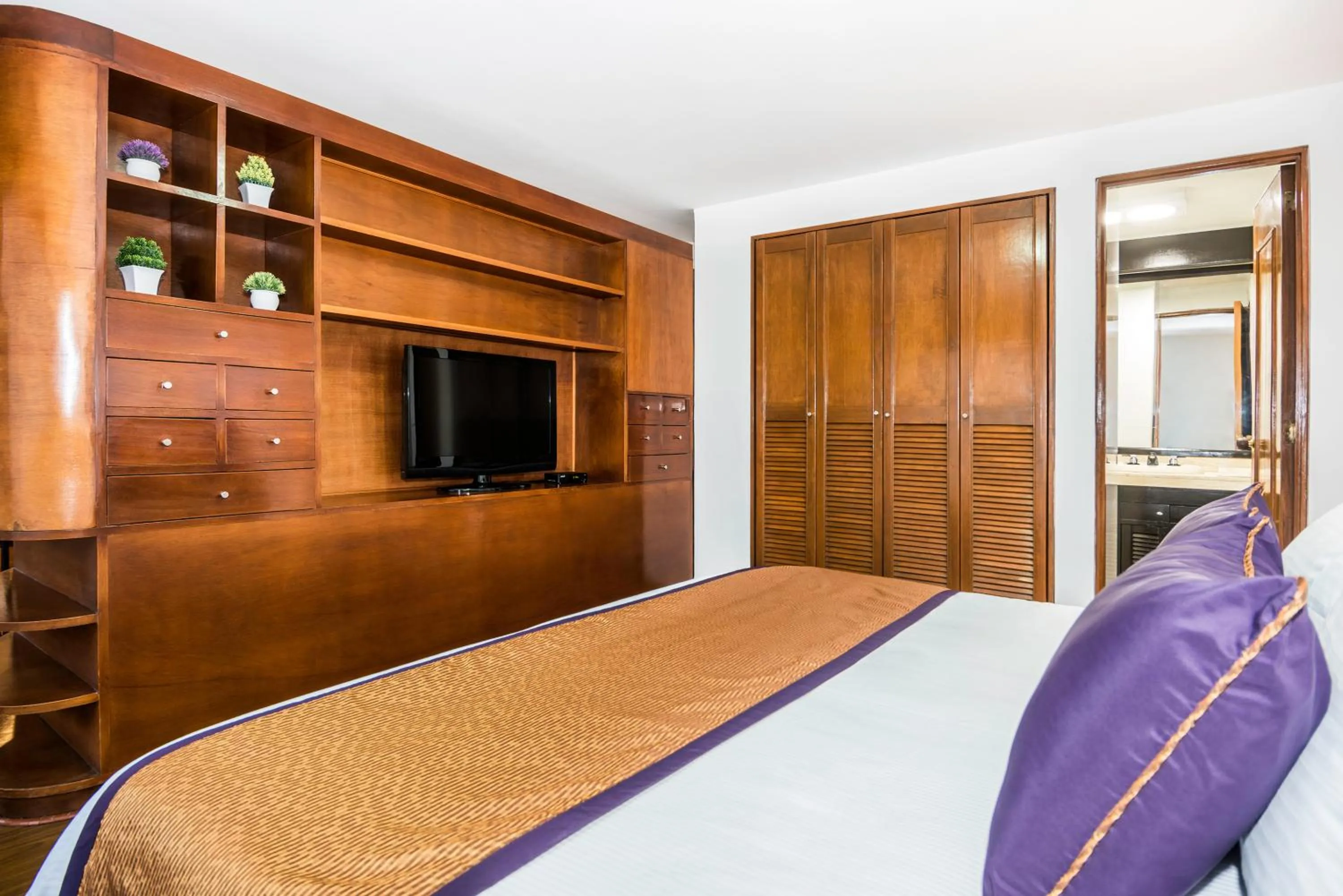 Bed in Lloyds Apartasuites Parque 93