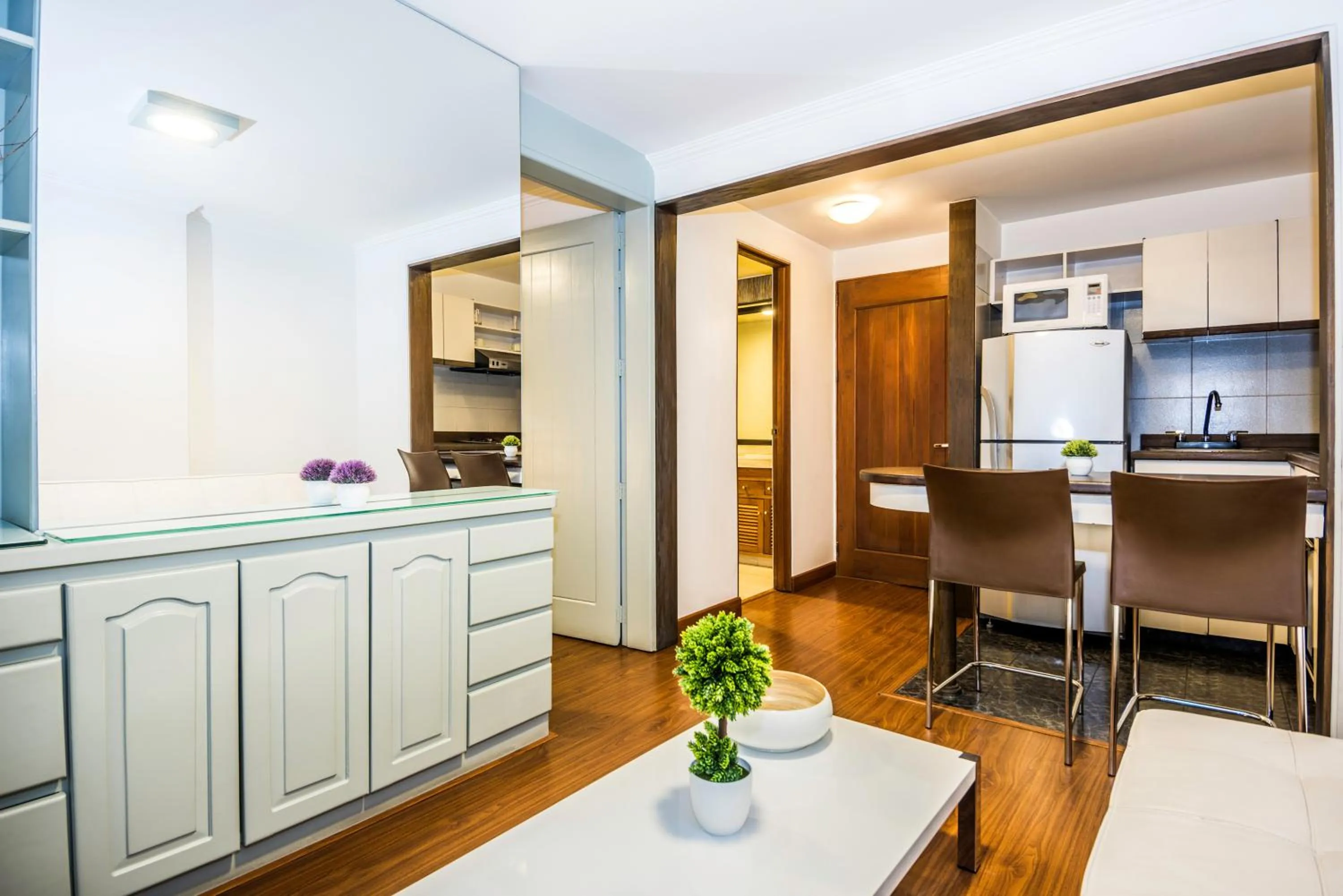 Kitchen or kitchenette in Lloyds Apartasuites Parque 93