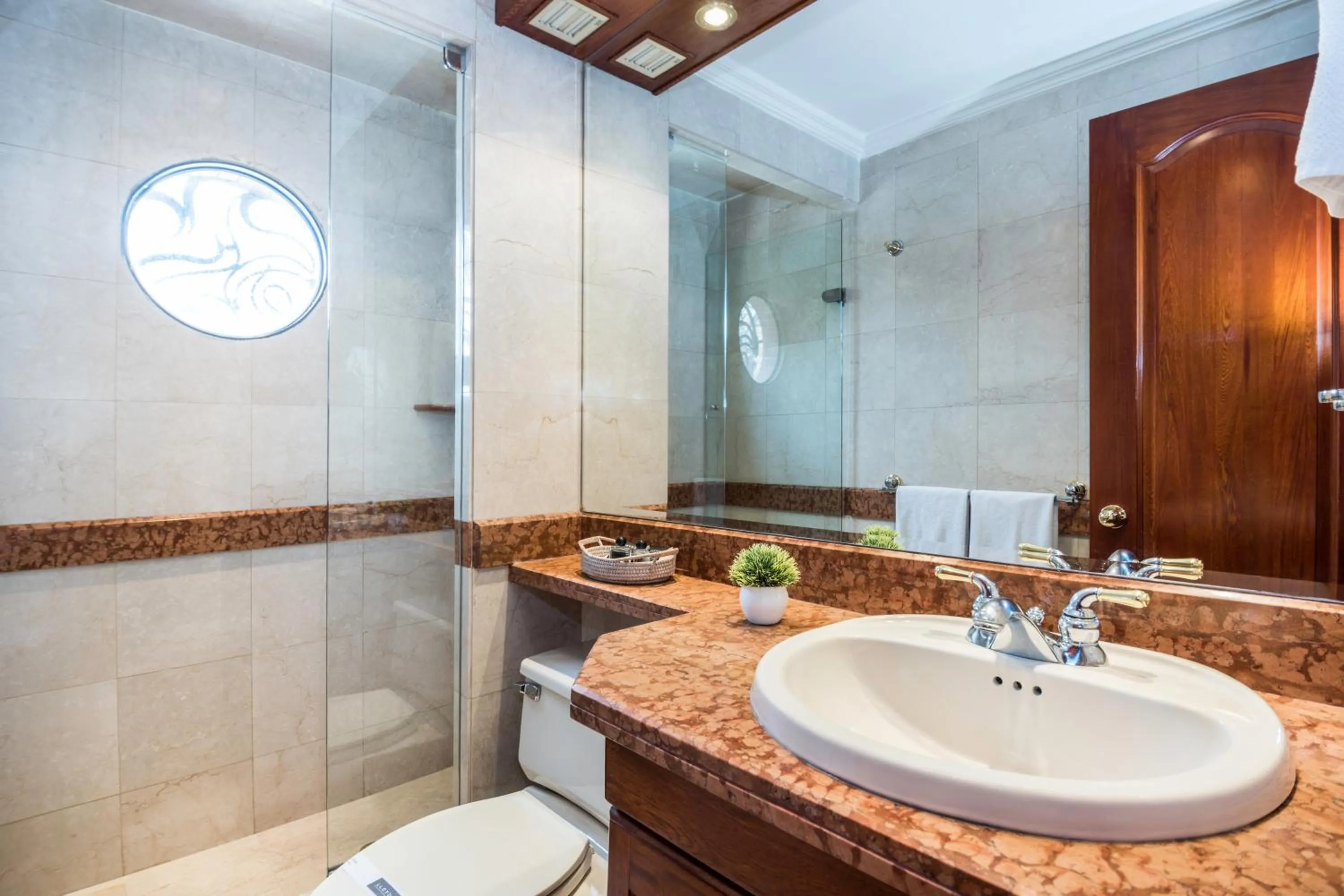 Bathroom in Lloyds Apartasuites Parque 93