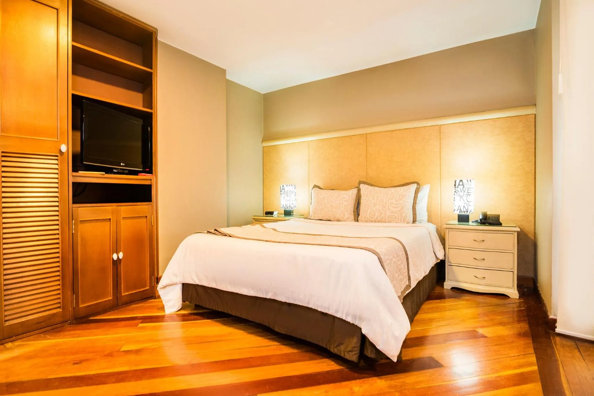 Bedroom, Bed in Lloyds Apartasuites Parque 93
