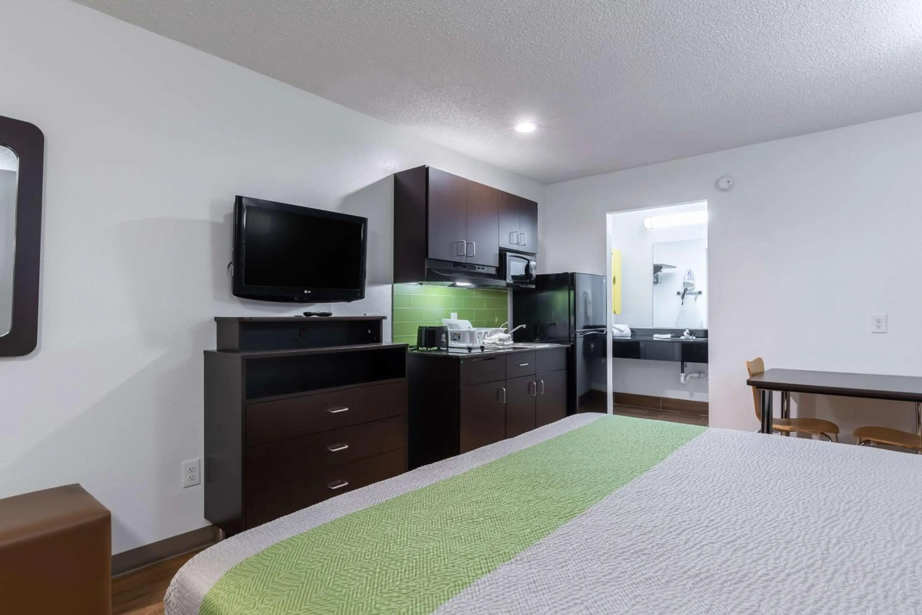 Photo of the whole room, Bed in Studio 6-Bryan, TX - University Area