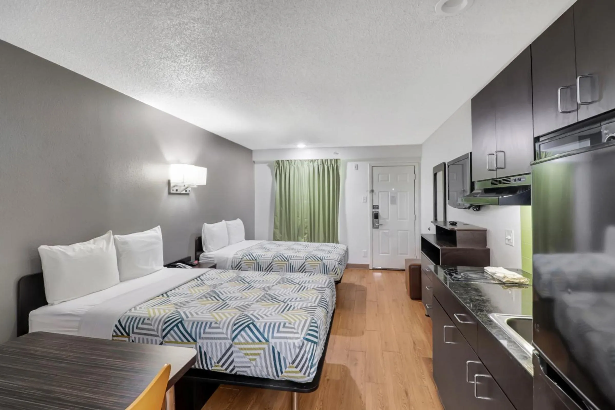 Photo of the whole room, Bed in Studio 6-Bryan, TX - University Area