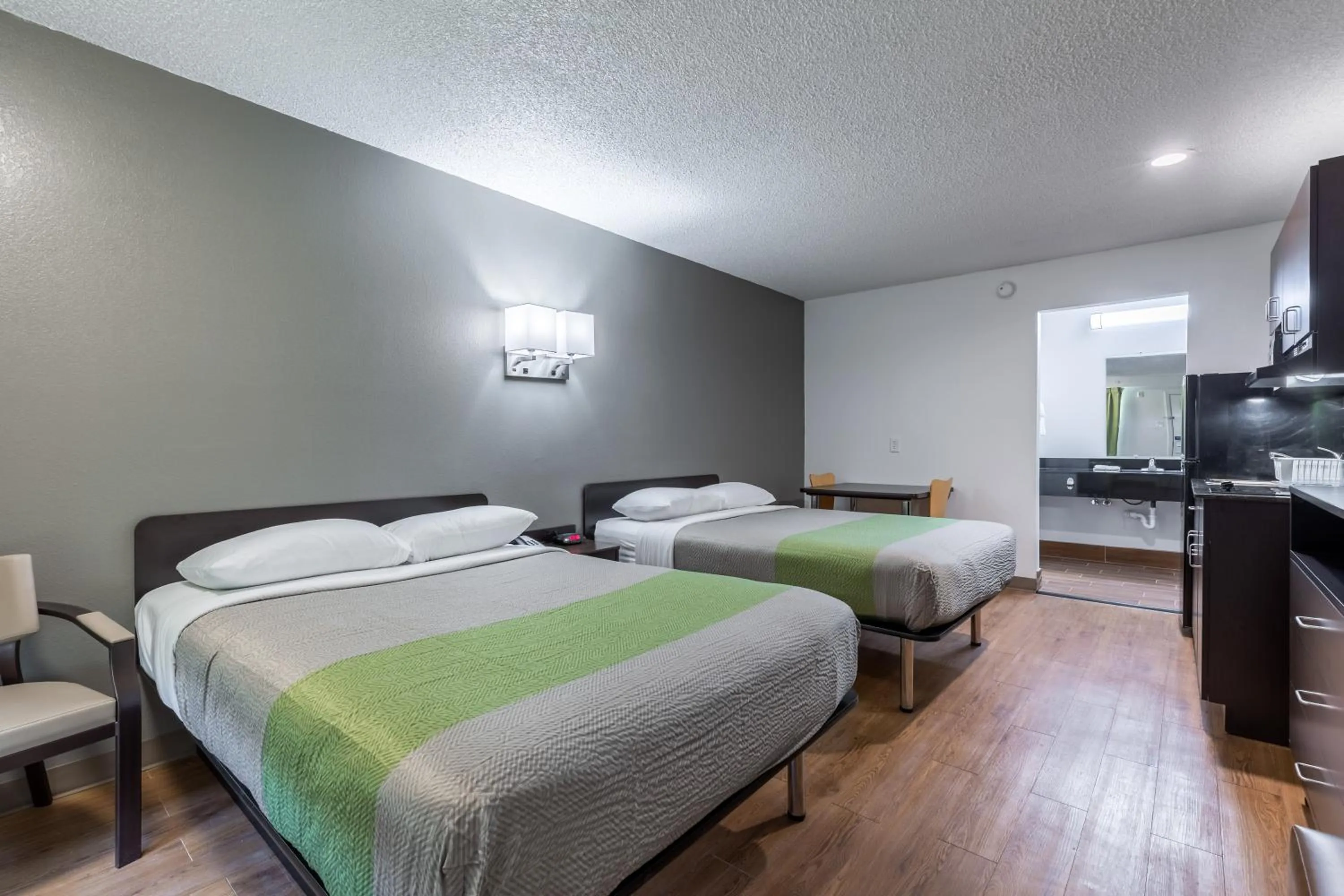 Photo of the whole room, Bed in Studio 6-Bryan, TX - University Area