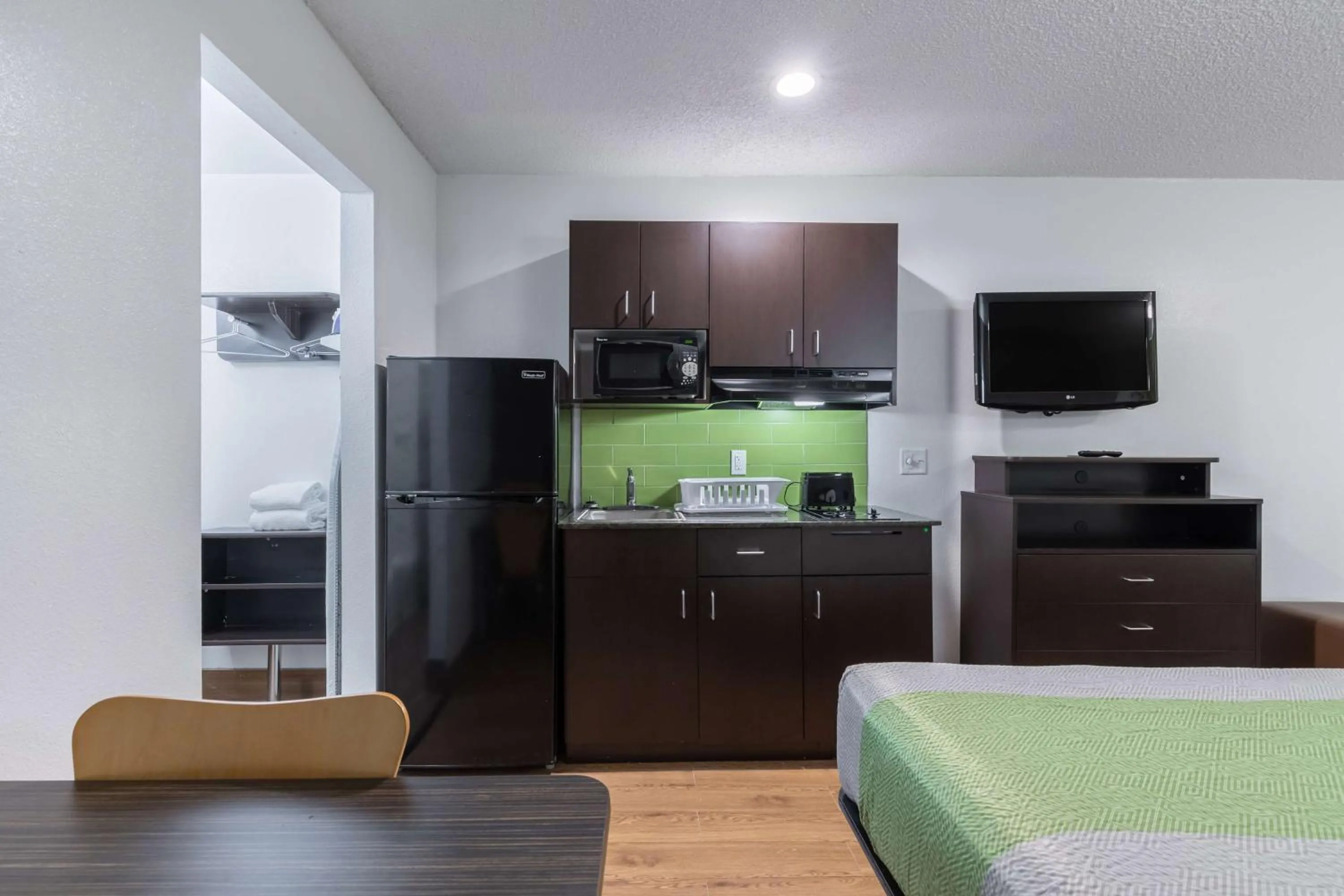 Photo of the whole room in Studio 6-Bryan, TX - University Area