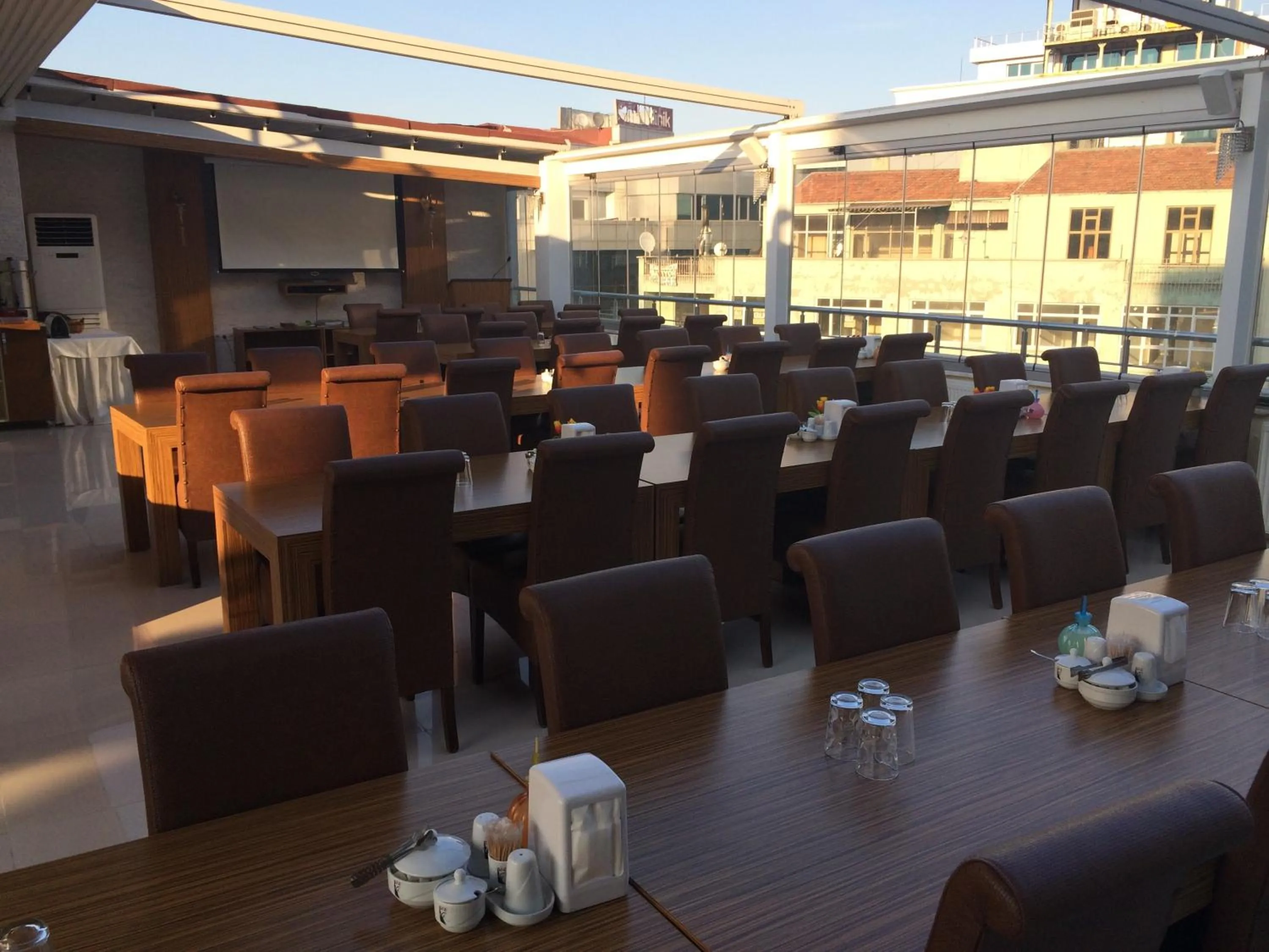 Restaurant/places to eat in Gloria Tibi Hotel