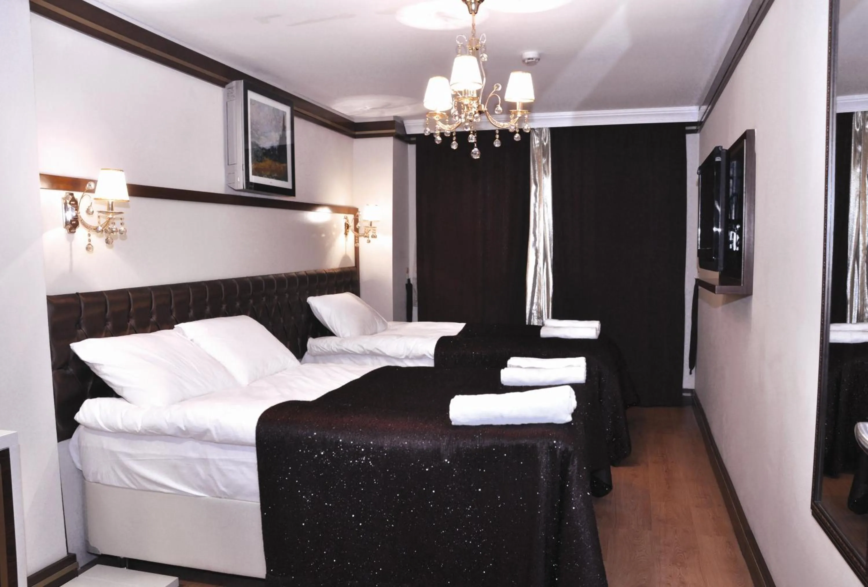 Photo of the whole room, Bed in Gloria Tibi Hotel